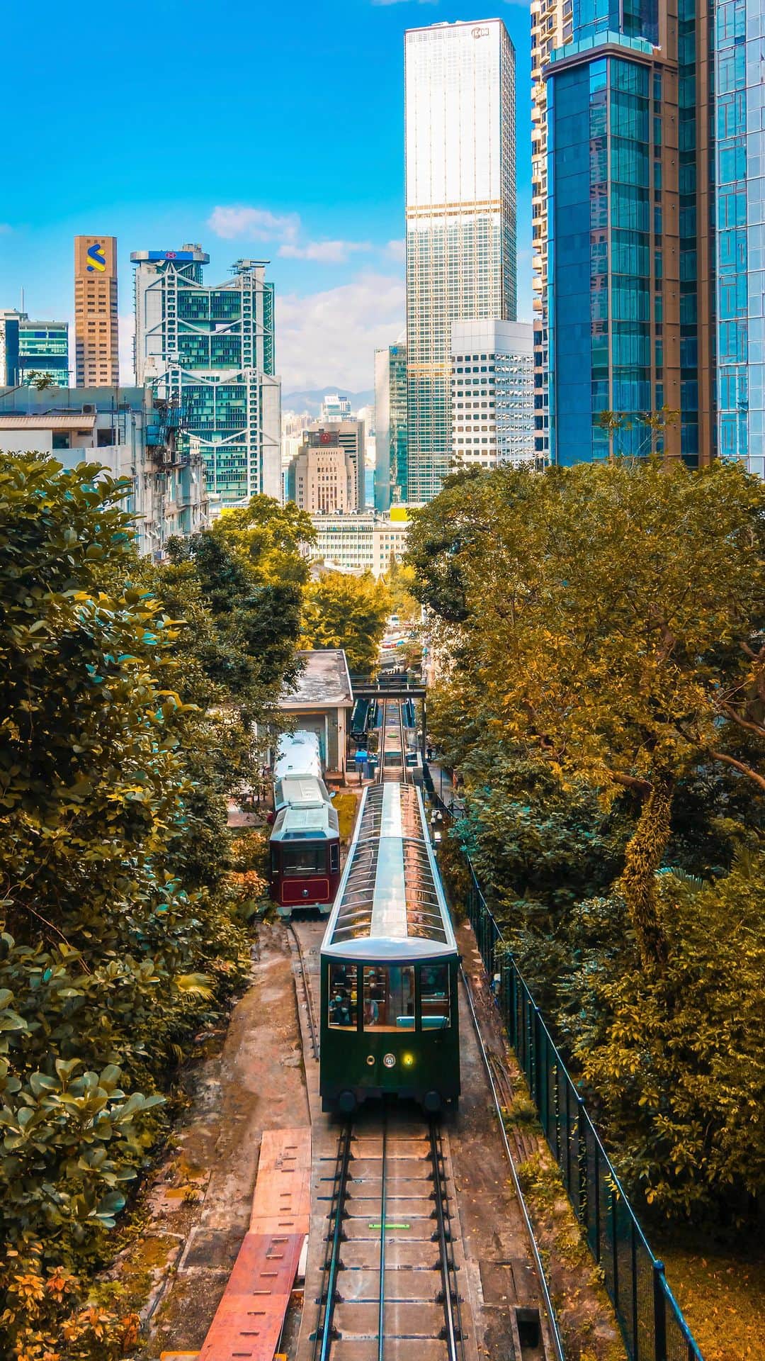 のインスタグラム：「Have you got to hop on our sleek and trusty 6th generation Peak Tram🚃 yet? Be it top-down or bottom-up, this peak-exclusive vehicle never fails to impress its passengers by offering the most photogenic rides in town, regardless of time of the day.🌆🌃  Fancy a tram date? Be reminded that our tram runs from 7am - 10pm daily!⏱️  換上新look嘅香港纜車，由太平山頂一直陪你到底 — Day time瘋狂打卡睇靚景🌆，Night time 迷人夜色更不容錯過🌃，快啲同身邊人登上呢架「山頂限定」時空專車🚃！ 提提你：纜車營運時間由7am至10pm⏱️  @thepeakhk  #PeakTram #HelloHongKong #DiscoverHongKong  🌆🌃🌆🌃🌆🌃🌆🌃🌆🌃🌆🌃🌆🌃🌆🌃🌆🌃 Hong Kong welcomes you✈️! Now travellers can get ‘Hong Kong Goodies’ 🛍️vouchers including one FREE welcome drink🍸 in the hottest bars! Check out the details here: bit.ly/HelloHKgoodiesEN. Hope to see you all soon! 香港歡迎你✈️！而家遊客仲可以享用「香港有禮🛍️」消費優惠券，去得獎酒吧免費飲返杯🍸🍹！詳情請留意 bit.ly/HelloHKgoodiesTC」