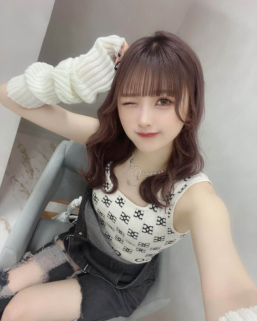 咲真ゆかさんのインスタグラム写真 - (咲真ゆかInstagram)「オーバーオールもダメージデニムも今まで着ることなかったのに！買っちゃったあ似合う？？ 全体的にプチプラファッションやた☺︎ . .  .  #selca #selfie #셀카 #셀카그램 #today #ootd #dailylook #instagood #instalike #instafashion #followme #outfit #今日のコーデ #ストリート系女子 #shein #好きを仕事に #japanesegirl 　#地下アイドル  #地下アイドル好きな人と繋がりたい #アイドル #推してください #自撮り界隈 #ピープス女子 #ピープス　#shein購入品 #自撮り　#自撮り女子 #いいね返し　  #ストリートファッション　#韓国ファッション」5月30日 21時13分 - __sakumarumorimori