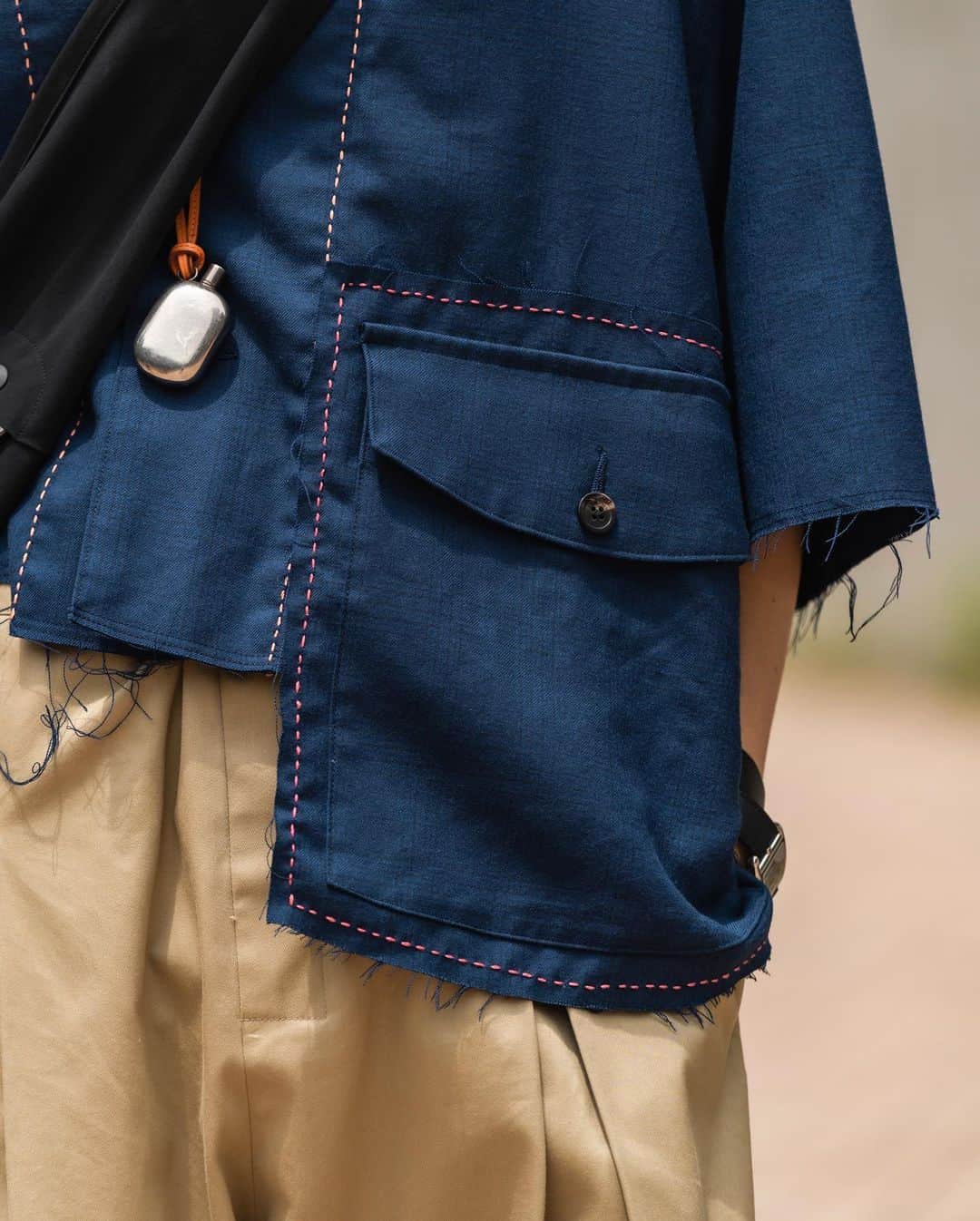 Ryoさんのインスタグラム写真 - (RyoInstagram)「Today's outfit🚶‍♂️ @urutokyo のATELIER MADE - SHORT SLEEVE COVERALL JACKET。 これは、手の込んだシャツジャケット！ オーバーサイズのカバーオールを製作した後に手作業によってカットし、ポケット後付けしたり、ハンドステッチを施した、 リメイク的なアプローチのアイテム。  着丈もかなり短いので、シャツとレイヤードするのも良し、 極太のパンツと合わせるのも相性抜群です🙆‍♂️  なかなか写真だと伝わりずらいアイテムなので 是非一度袖を通していただきたい1着です。  shirt : @urutokyo  pants : @_sagenation  shoes : @clarksoriginals  bag :  ㅤㅤㅤㅤㅤㅤㅤㅤㅤㅤㅤㅤㅤ #urutokyo  #sagenation  #clarksoriginals #clesste」5月30日 21時14分 - ryo__takashima