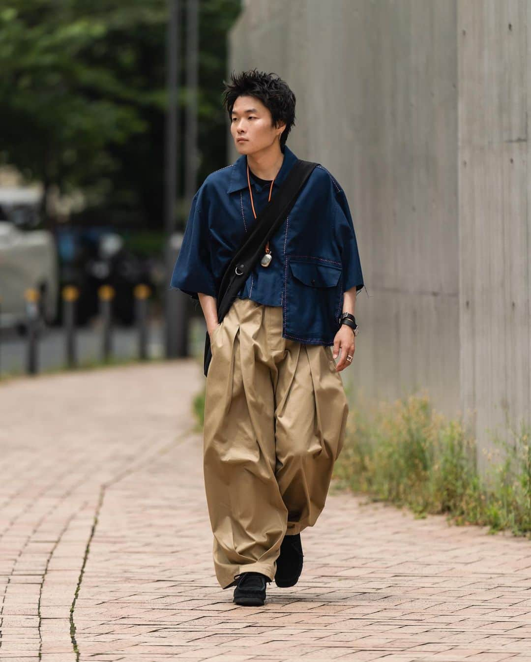 Ryoさんのインスタグラム写真 - (RyoInstagram)「Today's outfit🚶‍♂️ @urutokyo のATELIER MADE - SHORT SLEEVE COVERALL JACKET。 これは、手の込んだシャツジャケット！ オーバーサイズのカバーオールを製作した後に手作業によってカットし、ポケット後付けしたり、ハンドステッチを施した、 リメイク的なアプローチのアイテム。  着丈もかなり短いので、シャツとレイヤードするのも良し、 極太のパンツと合わせるのも相性抜群です🙆‍♂️  なかなか写真だと伝わりずらいアイテムなので 是非一度袖を通していただきたい1着です。  shirt : @urutokyo  pants : @_sagenation  shoes : @clarksoriginals  bag :  ㅤㅤㅤㅤㅤㅤㅤㅤㅤㅤㅤㅤㅤ #urutokyo  #sagenation  #clarksoriginals #clesste」5月30日 21時14分 - ryo__takashima