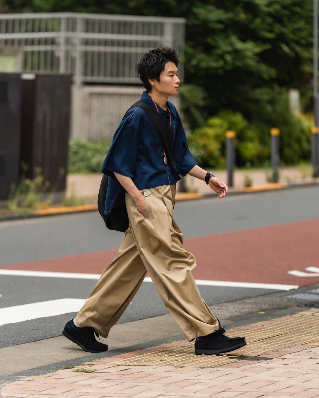 Ryoさんのインスタグラム写真 - (RyoInstagram)「Today's outfit🚶‍♂️ @urutokyo のATELIER MADE - SHORT SLEEVE COVERALL JACKET。 これは、手の込んだシャツジャケット！ オーバーサイズのカバーオールを製作した後に手作業によってカットし、ポケット後付けしたり、ハンドステッチを施した、 リメイク的なアプローチのアイテム。  着丈もかなり短いので、シャツとレイヤードするのも良し、 極太のパンツと合わせるのも相性抜群です🙆‍♂️  なかなか写真だと伝わりずらいアイテムなので 是非一度袖を通していただきたい1着です。  shirt : @urutokyo  pants : @_sagenation  shoes : @clarksoriginals  bag :  ㅤㅤㅤㅤㅤㅤㅤㅤㅤㅤㅤㅤㅤ #urutokyo  #sagenation  #clarksoriginals #clesste」5月30日 21時14分 - ryo__takashima