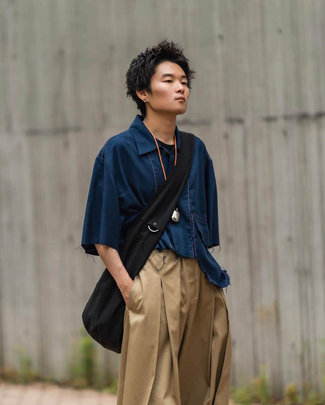 Ryoさんのインスタグラム写真 - (RyoInstagram)「Today's outfit🚶‍♂️ @urutokyo のATELIER MADE - SHORT SLEEVE COVERALL JACKET。 これは、手の込んだシャツジャケット！ オーバーサイズのカバーオールを製作した後に手作業によってカットし、ポケット後付けしたり、ハンドステッチを施した、 リメイク的なアプローチのアイテム。  着丈もかなり短いので、シャツとレイヤードするのも良し、 極太のパンツと合わせるのも相性抜群です🙆‍♂️  なかなか写真だと伝わりずらいアイテムなので 是非一度袖を通していただきたい1着です。  shirt : @urutokyo  pants : @_sagenation  shoes : @clarksoriginals  bag :  ㅤㅤㅤㅤㅤㅤㅤㅤㅤㅤㅤㅤㅤ #urutokyo  #sagenation  #clarksoriginals #clesste」5月30日 21時14分 - ryo__takashima