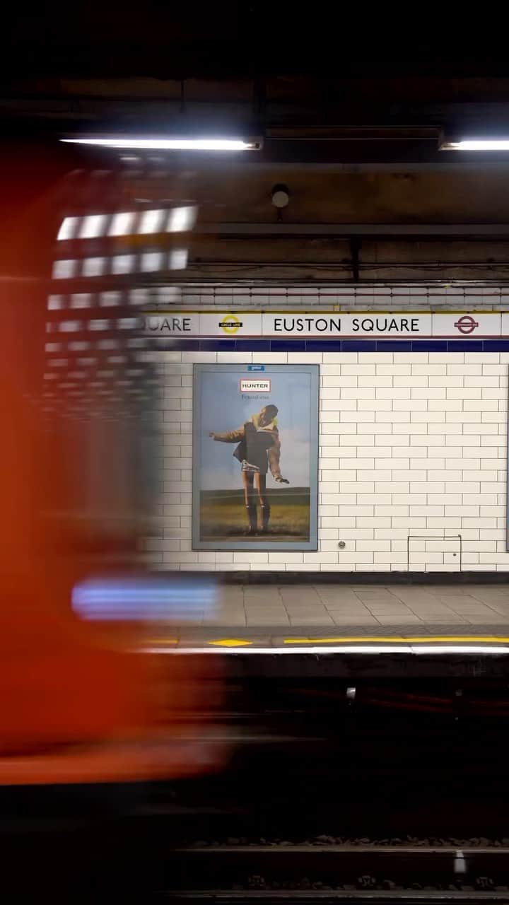 ハンターブーツのインスタグラム：「Our #HunterFestivals campaign is taking over London to celebrate the start of festival season. Have you spotted it yet? 👀  Captured by @david___watkins」