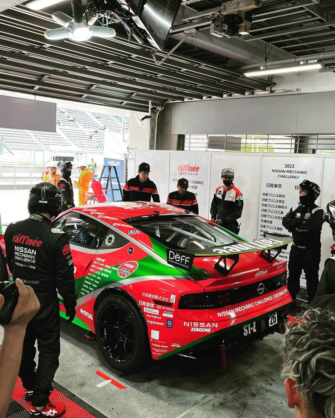 渡部桂太さんのインスタグラム写真 - (渡部桂太Instagram)「🏁富士SUPER TEC24時間レース🏁 ずーーーと行きたかったモータースポーツ観戦🚗💨 縁あってraffinee 日産メカニックチャレンジZの 25・26号車を運営するTEAM ZEROONE @__01__official に招待して頂き、富士スピードウェイへ応援に行ってきました📣  生のレーシングカー 肌に伝わる振動と音 それを盛り上げるブースやサービス テント建ててBBQしても良し Allして観ても良し 僕のように車中泊しても良し スタイルなんでもありのスポーツイベントに、 クライミング界も近づけたらなと思いました笑  思い返せば2012年、日産自動車大学校愛知校に入学した時から始まった取り組みが、メカニックチャレンジと名を変え、TEAM ZEROONEが運営されているとの事。 まさか、そのチームにゲストパスを発行してもらえるなど夢にも思わず😳 現地にいらっしゃった学校広報の方と「そんな偶然ある！？」と話が盛り上がりました笑 プロクライマーになる保険として2級自動車整備士を 所得するべく通った日産愛知自動車大学校 あの充実した2年間が更に報われた気がします😎 また、機会があればレース観戦行きたいと思います🔥  1. 実際に歩くととても広い1.5kmのメインストレート 2. 午後3時RACE START🟢🟢🟢 3. Mieライブで共演させて頂いた230号車ドライブの 松田次生選手 @tsugiomatsuda290  4. 230号車NISSAN Z Racing Concept ｛カーボンニュートラル燃料(CNF)}を使った先行開発車両 5. 26号車を駆る柳田真孝選手 @masatakayanagida  6. 26号車raffinee日産メカニックチャレンジZ GT4  7. 夜にはサーキット内でプチ花火大会も🎆 8. 夜でも明るいグランドスタンド 9. 日産自動車大学校 @nissan.amtc の後輩達、学校では学べない事をレース現場で経験できる素晴らしい試み 10. 完走した車両達、おめでとう＆お疲れ様でした👏 楽しみ過ぎて2日間で3万5千歩以上いてしまった😅 raffineeさま 三重テレビさま 松田選手 柳田選手 日産大学校さま チーム関係者の方々 ありがとうございました！ #S耐 #FUJI24H #supertaikyu #スーパー耐久 #TEAMZEROONE #富士スピードウェイ #レース #RACE」5月30日 21時16分 - keita_watabe