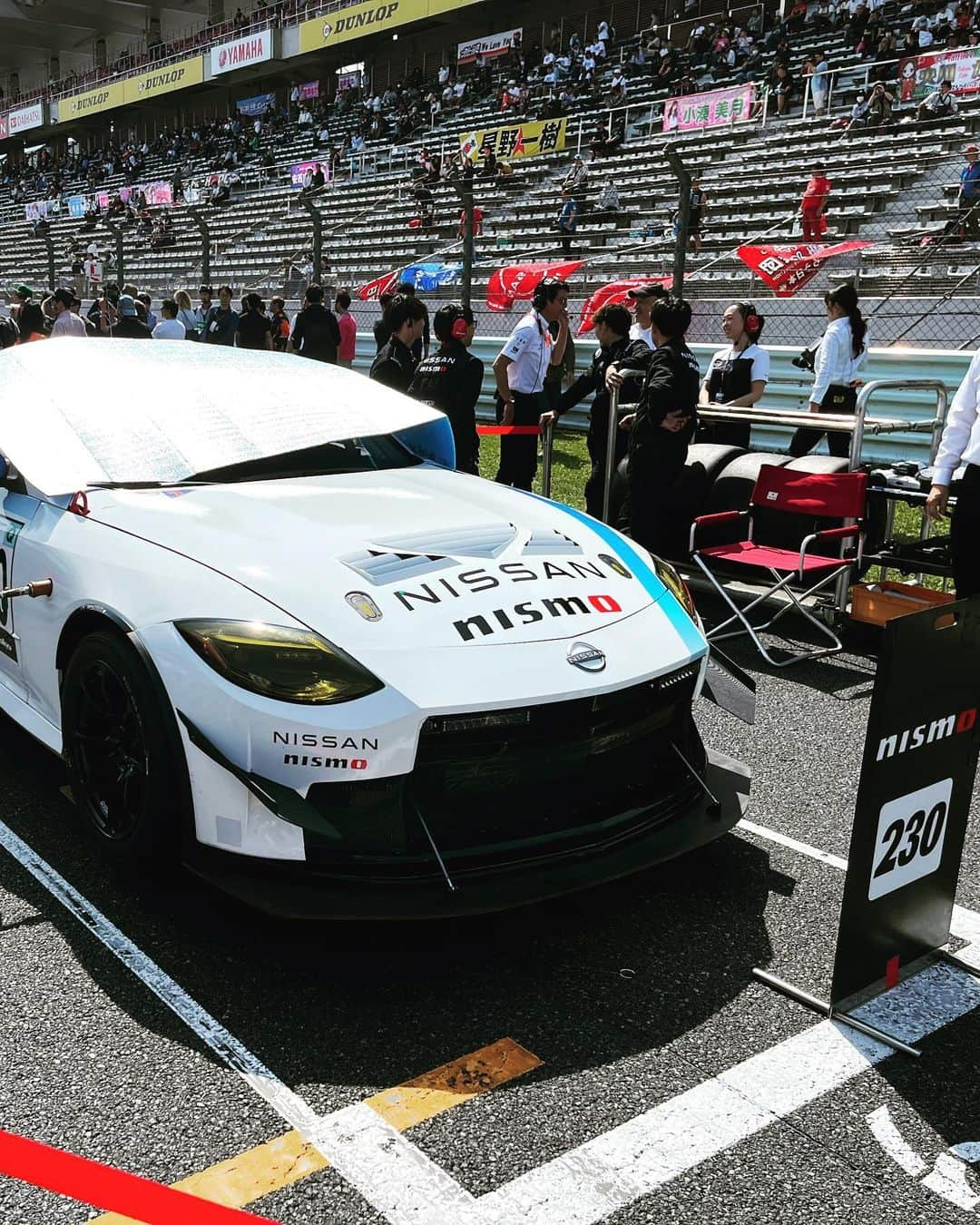 渡部桂太さんのインスタグラム写真 - (渡部桂太Instagram)「🏁富士SUPER TEC24時間レース🏁 ずーーーと行きたかったモータースポーツ観戦🚗💨 縁あってraffinee 日産メカニックチャレンジZの 25・26号車を運営するTEAM ZEROONE @__01__official に招待して頂き、富士スピードウェイへ応援に行ってきました📣  生のレーシングカー 肌に伝わる振動と音 それを盛り上げるブースやサービス テント建ててBBQしても良し Allして観ても良し 僕のように車中泊しても良し スタイルなんでもありのスポーツイベントに、 クライミング界も近づけたらなと思いました笑  思い返せば2012年、日産自動車大学校愛知校に入学した時から始まった取り組みが、メカニックチャレンジと名を変え、TEAM ZEROONEが運営されているとの事。 まさか、そのチームにゲストパスを発行してもらえるなど夢にも思わず😳 現地にいらっしゃった学校広報の方と「そんな偶然ある！？」と話が盛り上がりました笑 プロクライマーになる保険として2級自動車整備士を 所得するべく通った日産愛知自動車大学校 あの充実した2年間が更に報われた気がします😎 また、機会があればレース観戦行きたいと思います🔥  1. 実際に歩くととても広い1.5kmのメインストレート 2. 午後3時RACE START🟢🟢🟢 3. Mieライブで共演させて頂いた230号車ドライブの 松田次生選手 @tsugiomatsuda290  4. 230号車NISSAN Z Racing Concept ｛カーボンニュートラル燃料(CNF)}を使った先行開発車両 5. 26号車を駆る柳田真孝選手 @masatakayanagida  6. 26号車raffinee日産メカニックチャレンジZ GT4  7. 夜にはサーキット内でプチ花火大会も🎆 8. 夜でも明るいグランドスタンド 9. 日産自動車大学校 @nissan.amtc の後輩達、学校では学べない事をレース現場で経験できる素晴らしい試み 10. 完走した車両達、おめでとう＆お疲れ様でした👏 楽しみ過ぎて2日間で3万5千歩以上いてしまった😅 raffineeさま 三重テレビさま 松田選手 柳田選手 日産大学校さま チーム関係者の方々 ありがとうございました！ #S耐 #FUJI24H #supertaikyu #スーパー耐久 #TEAMZEROONE #富士スピードウェイ #レース #RACE」5月30日 21時16分 - keita_watabe