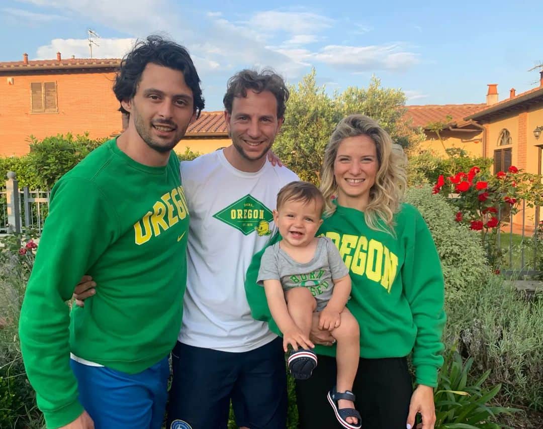 アンナ・ボンジョルニのインスタグラム：「Casa nuova, con la mia persona preferita, accanto all'altra mia persona preferita e al mio fratellone❤️❤️❤️ #loveuall #imieiometti #oregon💚」
