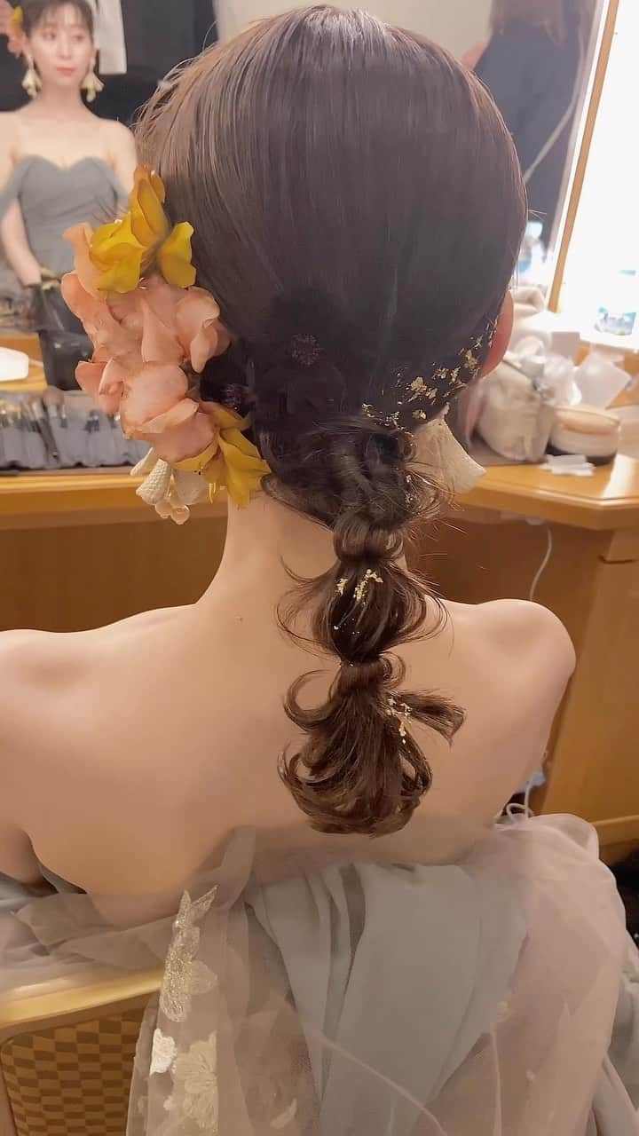 Gendaiのインスタグラム：「* wedding hair *  タイトポニーアレンジ×生花×金箔  #ブライダル#ブライダルヘア#ウェディング#ウェディングヘア #花嫁ヘアスタイル#花嫁ヘア#持ち込みヘアメイク #出張ヘアメイク#ポニーテール」