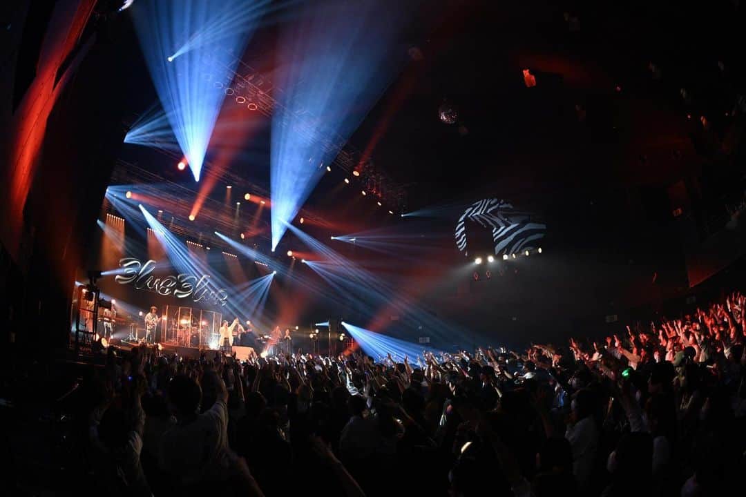 SIRUPのインスタグラム：「BLUE BLUR TOUR 初日  Zepp Sapporoありがとう！  めっちゃくちゃいいスタートダッシュでしたわ！みんなの熱量にバイブス上がりまくり🔥  この世界観とやべえ音早くみんなに聞いてほしいわ！  速攻聞けたSopporoはラッキー⭐️  初日参加してくれた @takezoyamada も炸裂してた🎺  次は 6/2 KT Zepp Yokohama  みんなに会えるの楽しみ💙  📸 Naoki Harada (n-foto) @harada_n.foto   #ブルブラツアー」