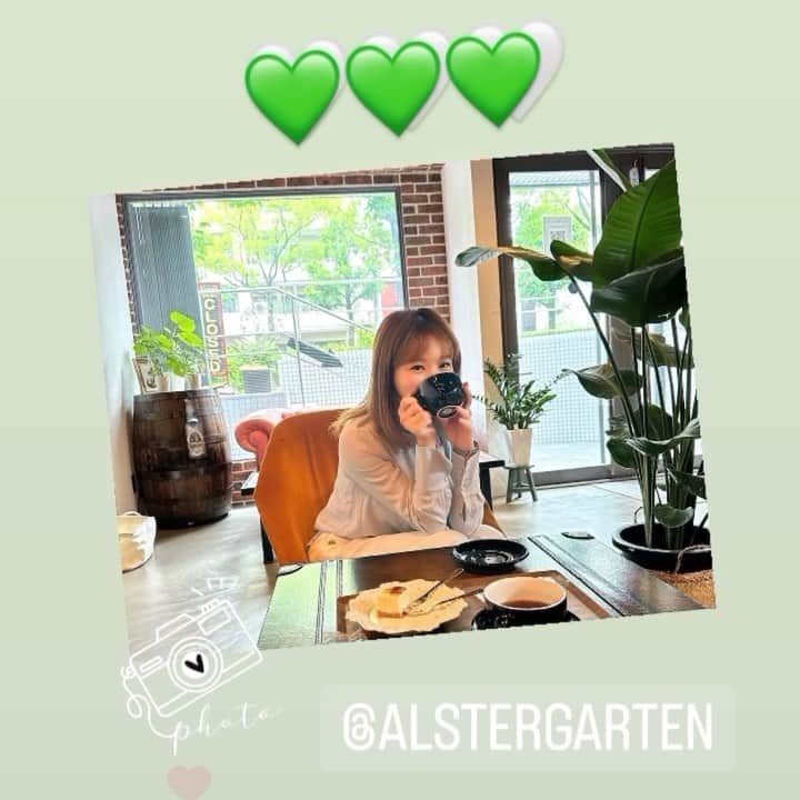 愛風ゆめのインスタグラム：「緑に囲まれた🌱🦖🌿🥒🍀🧃🪴🌳 サッカー好きの集まる𝕔𝕒𝕗𝕖☕️♡⃛ ⚽️ #alstergarten #coffee #latteart #espresso #kobe  #カフェ好き さんとの朝👨☕️👩」