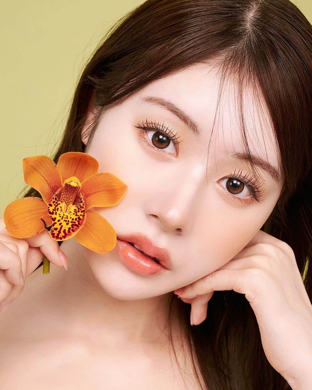 加藤美南のインスタグラム：「オレンジメイクはこんな感じ🍊🍋 おすすめのアイシャドウパレットはラメすっごく綺麗で撮影のとき感動した🌞  @selve__official 🤍  #cosme #SELVE #プチプラコスメ」