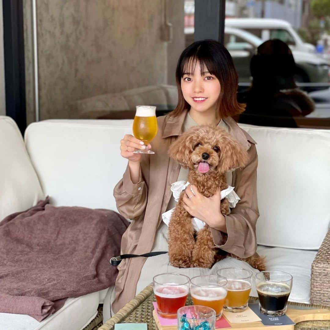 横山キラのインスタグラム：「愛犬のサラと中目黒にある素敵なカフェに行ってきました🐶  美味しい料理を食べながらクラフトビールの飲み比べもしてみました♡  サラはお家にいるかのようにくつろいでいました🥱  東京カレンダーにも掲載された、オシャレな空間でした✨  中目黒はペットOKなお店が多く、また開拓してみたいです👀  #中目黒 #中目黒カフェ #中目黒ランチ  #クラフトビール専門店  #クラフトビール飲み比べ #ワンコok  #ペット同伴可  #クラフトビール  #ワンコとお出かけ  #東京カレンダー掲載店  #東京カレンダー #pr」