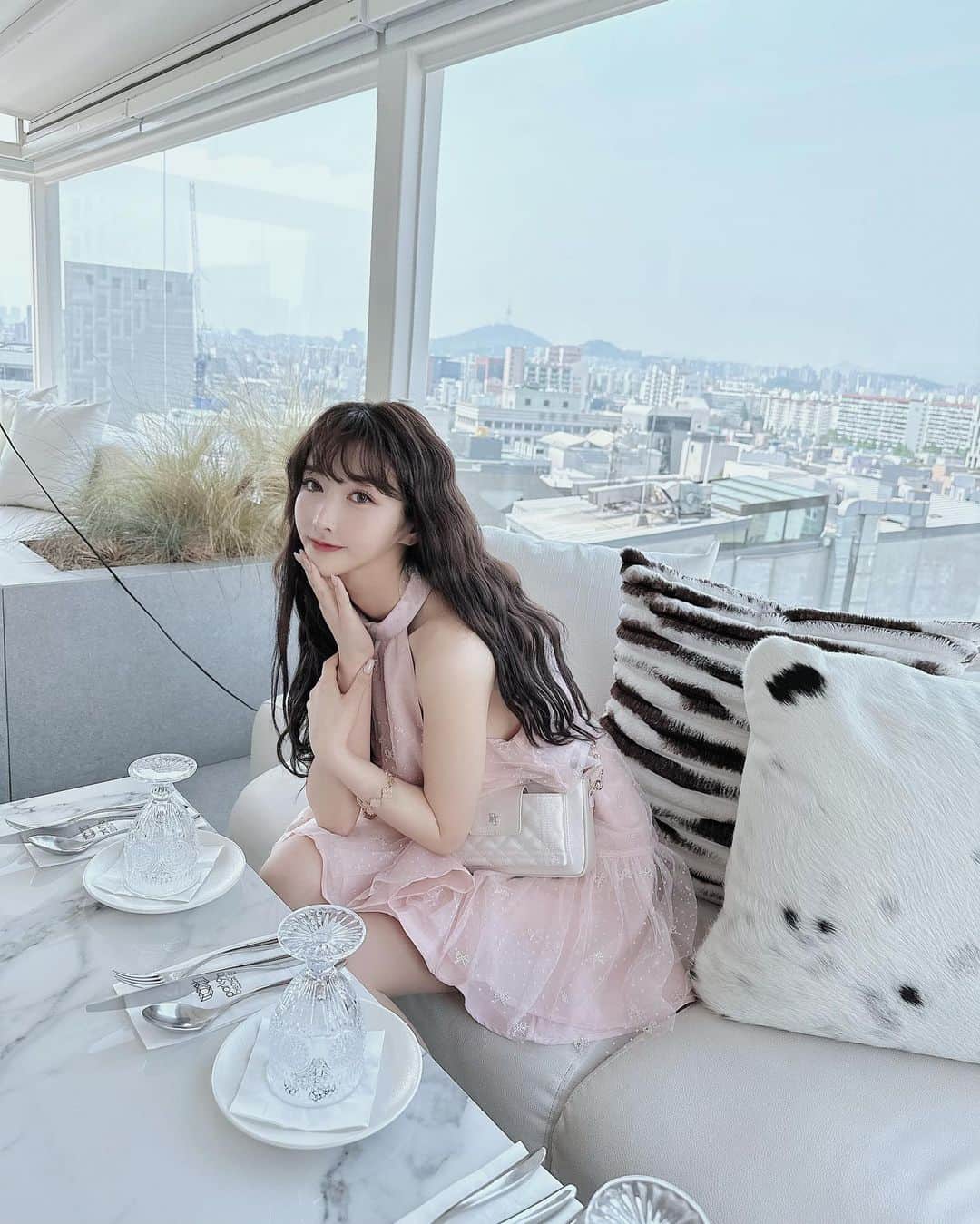 茜里さんのインスタグラム写真 - (茜里Instagram)「この顔、エチュード産♡ Le Sserafimのメイクさんにメイクしてもらえるなんて🥹🥹🥹🥹🥹✨✨✨盛れまくり。 詳しくはYouTube見てね  このカフェも、エチュードのスタッフさんに教えてもらったの！ すごく素敵だったのと、味もおいしい(T ^ T)リゾットが特におすすめだよ！韓国行ったら是非行ってほしい。💕」5月30日 21時32分 - riuakari