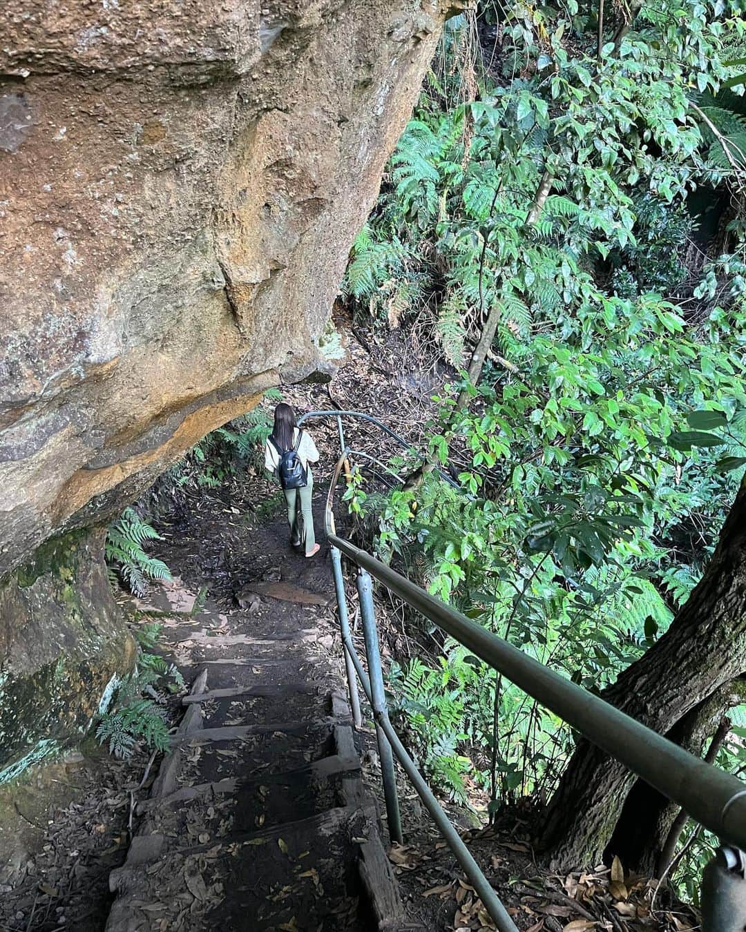 宮田亜夢さんのインスタグラム写真 - (宮田亜夢Instagram)「ブルーマウンテンズで見た滝❗️  いや、違うかw 滝より見たかったのは沢？ん？滝？  分からんけど水綺麗すぎた😭💗  渓流好きにたまらんすぎた😭💕  #bluemountains #ブルーマウンテンズ #世界遺産   #lookout  #australia #nswtourism #nswparks #australiagram #seeaustralia #exploreaustralia #hangingrock #cliffs #stunning #mountains #nature#sydney #渓流好き  #渓流」5月30日 21時32分 - ayu_9992_