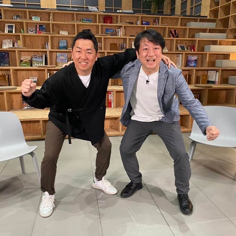 廣岡俊光のインスタグラム：「. 『BOSS TALK』 5/30(火)深夜0:25 . ゲスト＞＞ 石屋製菓 株式会社 代表取締役社長 石水創 さん . ︎︎︎︎☑︎︎︎︎︎︎︎ 楽しそうに仕事の話をする父の姿 ︎︎︎︎☑︎︎︎︎︎︎︎ 専門学校・MBA…外に出て学ぶ ☑︎︎︎︎︎︎︎「膨張」から「ブランディング」へ . ｜北海道のビジネスパーソンをはじめ頑張るヒトへ｜ ｜テーマは北海道の未来と経営について｜ ｜楽しく真剣なトーク番組😊｜ ｜経済番組？企業紹介番組？No…🙅‍♀️｜ ｜BOSSのこころざしを知る｜ ｜つながりを知る｜北海道のミライを語る｜ ｜お金の向こうにいる『人』の話をしよう｜ . #BOSSTALK #石屋製菓 #ISHIYA #白い恋人 #白い恋人パーク #北海道コンサドーレ札幌 #北海道 #札幌 #ビジネスパーソン #働くこと #就活 #就活生 #就活生と繋がりたい #Uターン就職」