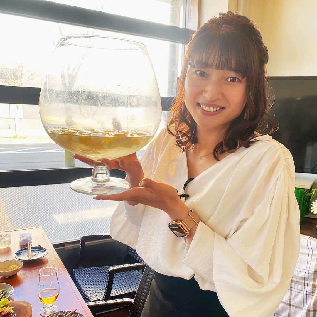 北川楓夏さんのインスタグラム写真 - (北川楓夏Instagram)「ケーブルテレビお昼の情報番組し〜なチャン内 「し〜な3姉妹のんめものねぇが」  由利本荘市編、マナイタと カフェカトルセゾン回がYouTubeにアップされています！  https://youtube.com/@cnachan  最近メディアにもよく出ているマナイタさん。 本当に何食べても美味しくて、そして地元のものを使っていて、こだわりもいっぱい感じられるお店でした！地元の中学校の名前がついたお酒や、このどデカい裕次郎グラスも面白ポイント満載でした🤣  2軒目はカフェ・カトルセゾンへ。 ここのオムライス大好きなんだよな〜ソースが絶品！高級ホテルのようなコクのあるオムライスで大満足でした😍ケーキもいろいろな種類があるので楽しめます🍰午後の優雅なひとときでした〜☕️  #akita #秋田 #cna #秋田ケーブルテレビ #しーなチャン #tv #スタジオアルヴェ #alve #公開生放送 #しーなアプリ #コメンテーター #生中継 #椎名恵 さん #越前AP #しーな3姉妹 #んめものねぇが #秋田グルメ #秋田カフェ #由利本荘 #マナイタ #居酒屋 #裕次郎グラス #カフェカトルセゾン #ケーキ #オムライス」5月30日 21時25分 - fuka.kitagawa