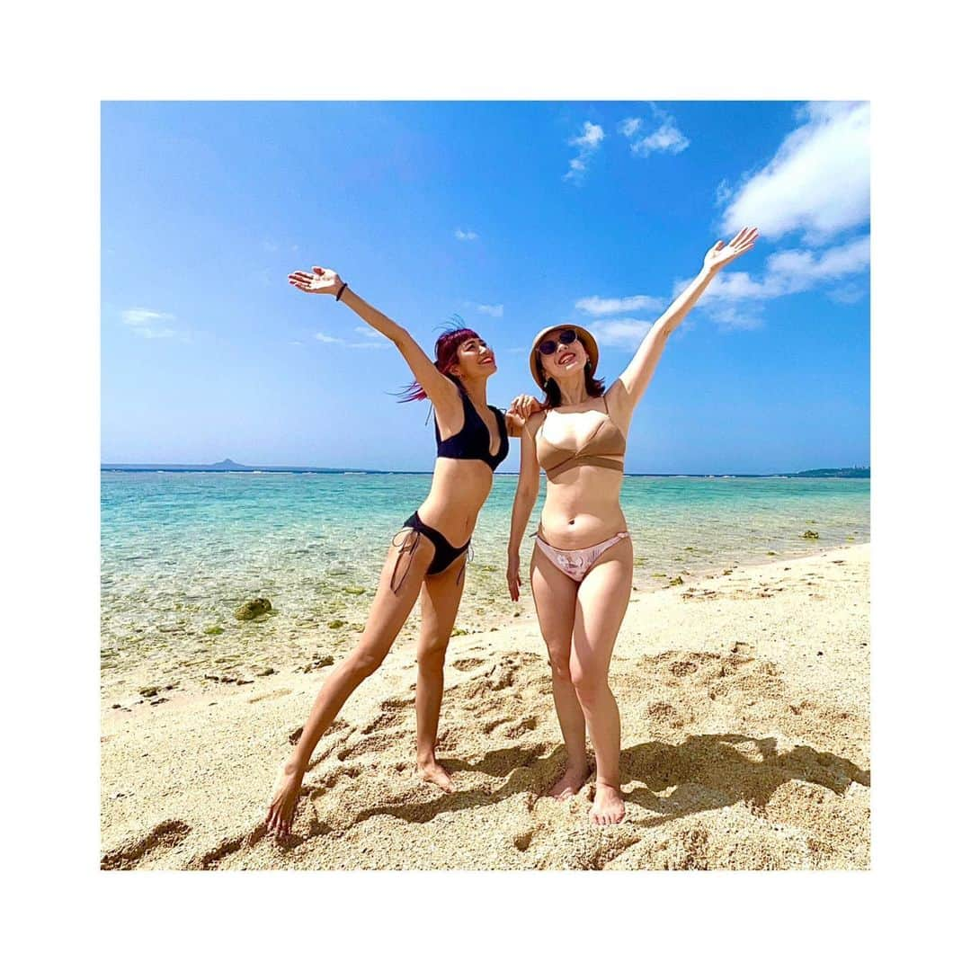 小泉梓さんのインスタグラム写真 - (小泉梓Instagram)「初めての瀬底島。  島っていっても沖縄本島から小さな橋渡るだけで美ら海水族館のちょい下くらいのところ。 控えめに言って最高だった。 かなり穴場だと思う。  本島からすぐなのにこんな離島感味わえて、ビーチも海もキレイすぎる。  ビーチで寝ながら日焼けするのが本当に大好きで、基本的に海に入ったりしないんだけど、こーんな綺麗なら入りたくなってしまうよね。  @nanako_happiness75 ちゃんに乗せられ、年甲斐もなくジャンプしたりね。 あまりにも最高すぎてテンションも爆上がりでしたわ。 ちなみに、ジャンプショットはtake6。笑  あぁ、今すぐにでもビーチに戻りたい…。  水着は、 @ravijour_official の新作だよ。タグ付けしてあるからチェックしてみてね。  #瀬底島　#瀬底大橋　#瀬底島ビーチ　#瀬底ビーチ  #沖縄　#沖縄観光  #沖縄ビーチ  #沖縄好き  #海好き　#ビーチ　#水着　#ravijour」5月30日 21時25分 - azusan111