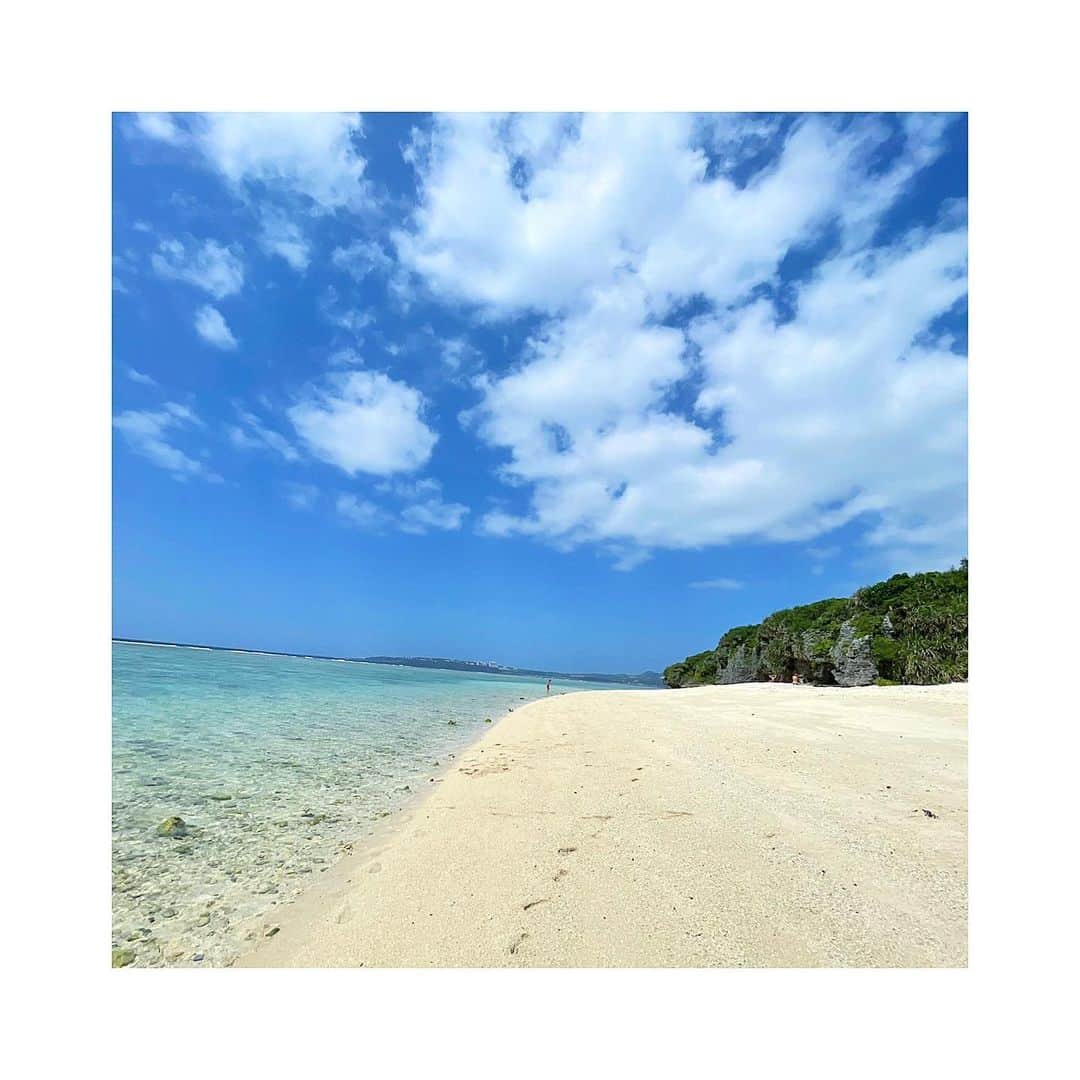 小泉梓さんのインスタグラム写真 - (小泉梓Instagram)「初めての瀬底島。  島っていっても沖縄本島から小さな橋渡るだけで美ら海水族館のちょい下くらいのところ。 控えめに言って最高だった。 かなり穴場だと思う。  本島からすぐなのにこんな離島感味わえて、ビーチも海もキレイすぎる。  ビーチで寝ながら日焼けするのが本当に大好きで、基本的に海に入ったりしないんだけど、こーんな綺麗なら入りたくなってしまうよね。  @nanako_happiness75 ちゃんに乗せられ、年甲斐もなくジャンプしたりね。 あまりにも最高すぎてテンションも爆上がりでしたわ。 ちなみに、ジャンプショットはtake6。笑  あぁ、今すぐにでもビーチに戻りたい…。  水着は、 @ravijour_official の新作だよ。タグ付けしてあるからチェックしてみてね。  #瀬底島　#瀬底大橋　#瀬底島ビーチ　#瀬底ビーチ  #沖縄　#沖縄観光  #沖縄ビーチ  #沖縄好き  #海好き　#ビーチ　#水着　#ravijour」5月30日 21時25分 - azusan111