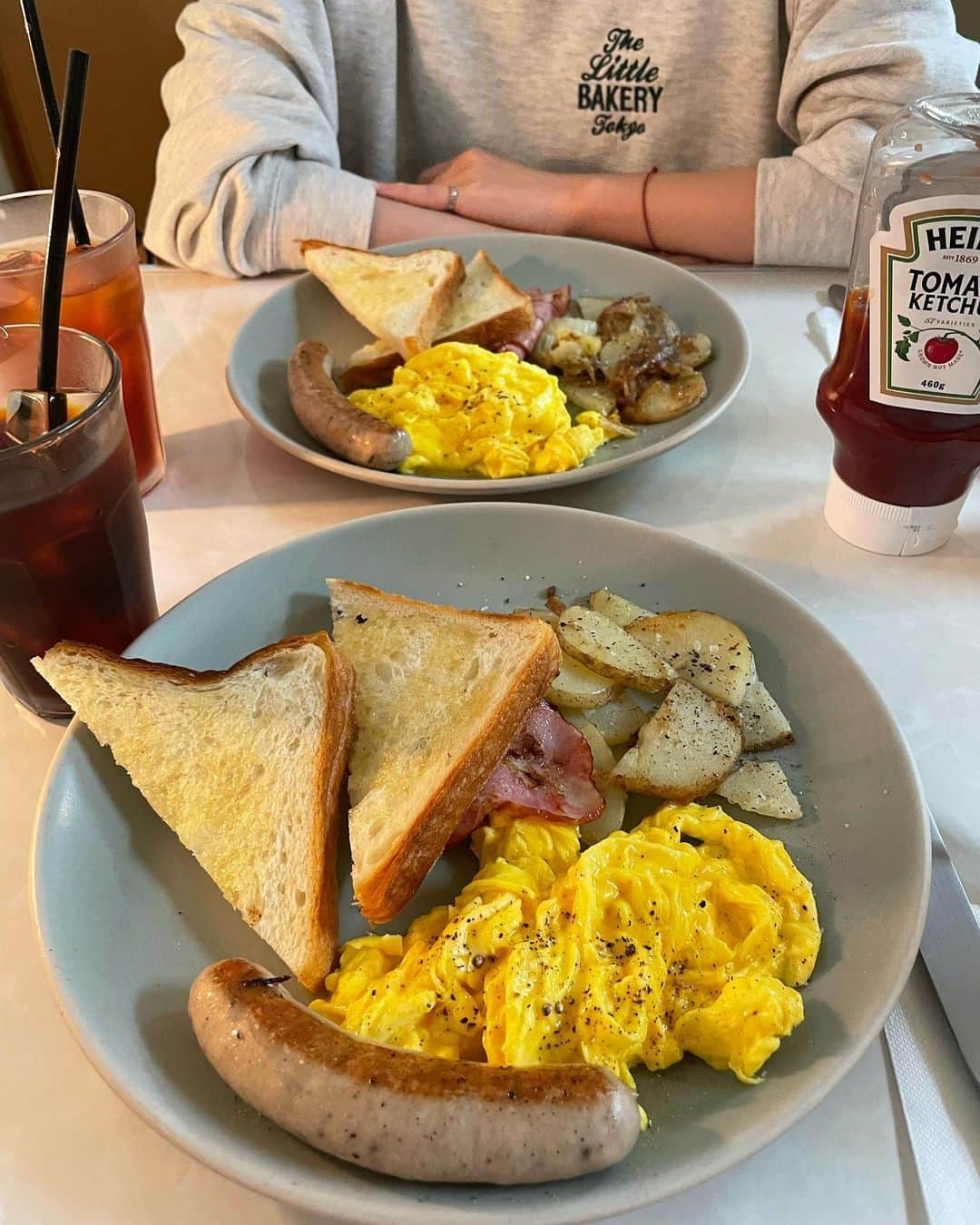 赤坂由梨さんのインスタグラム写真 - (赤坂由梨Instagram)「この間の朝活🍳🥓  お家で作れそうでこんなに立派にできないよね〜と話しながら 美味しくいただきました😌 次回は混雑覚悟でパンケーキ食べたい🥞  #breakfastclub #朝ごはん」5月30日 21時26分 - __fuyuri