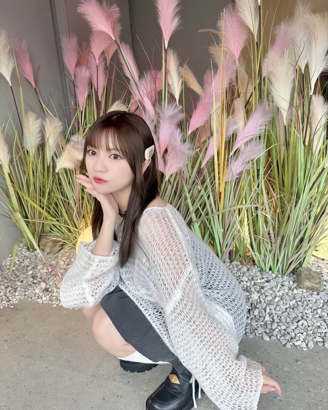 廣川奈々聖さんのインスタグラム写真 - (廣川奈々聖Instagram)「今の時期のコーデ楽しいな～🐁🍒🤍 ⁡ ⁡ ⁡ ⁡ 今まで自分では思ったことなかったけど 時間があれば 美容とか身体のことに時間を費やしてるタイプらしい^. ̫.^ ⁡ 効果の比較と、それを人と共有するのが好き^. ̫.^💭笑 ⁡ ⁡ ⁡ この間 @nurse_salon で #プラズマシャワー してもらったよ～🪄︎︎ ⁡ 痛みも ダウンタイムもなく直後から肌が綺麗になるのが嬉しいし 美容に詳しい看護師さんが相談に乗ってくれるからいつもとっても有難い ¨̮ 🫧‪ 次も同じメニューしてもらうんだ～ ⁡ 博多にも店舗できたみたい！😶‍🌫️  ⁡ ⁡ ⁡ 少し前には @r1_omotesando にお邪魔したよ🪄︎︎ ⁡ マッサージは痛い方が好きだから ずっと痛くてわくわくしちゃったな(◜𖥦◝)笑 ⁡ 終わったあとは顔がもちもちになった👶🏻とっても好きな雰囲気のサロンだった～♡ ⁡ ⁡ ⁡ ⁡ ⁡ ⁡ #美容の話 #美容サロン #私服コーデ #ニットコーデ #ニットトップス #cafein #カフェ巡り東京 #映えカフェ #おすすめサロン #ootdfashion」5月30日 21時27分 - nanaseven7_u_u