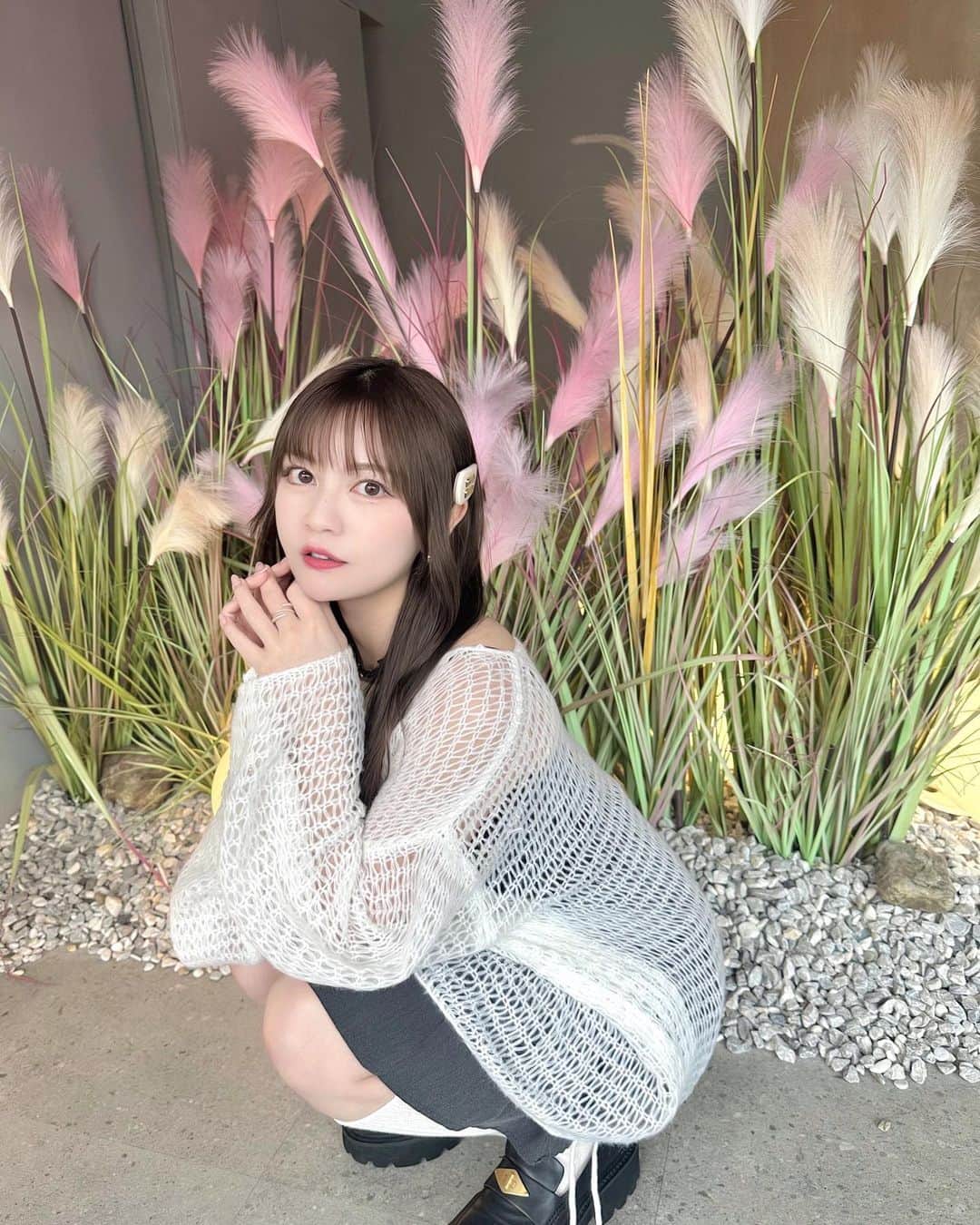 廣川奈々聖さんのインスタグラム写真 - (廣川奈々聖Instagram)「今の時期のコーデ楽しいな～🐁🍒🤍 ⁡ ⁡ ⁡ ⁡ 今まで自分では思ったことなかったけど 時間があれば 美容とか身体のことに時間を費やしてるタイプらしい^. ̫.^ ⁡ 効果の比較と、それを人と共有するのが好き^. ̫.^💭笑 ⁡ ⁡ ⁡ この間 @nurse_salon で #プラズマシャワー してもらったよ～🪄︎︎ ⁡ 痛みも ダウンタイムもなく直後から肌が綺麗になるのが嬉しいし 美容に詳しい看護師さんが相談に乗ってくれるからいつもとっても有難い ¨̮ 🫧‪ 次も同じメニューしてもらうんだ～ ⁡ 博多にも店舗できたみたい！😶‍🌫️  ⁡ ⁡ ⁡ 少し前には @r1_omotesando にお邪魔したよ🪄︎︎ ⁡ マッサージは痛い方が好きだから ずっと痛くてわくわくしちゃったな(◜𖥦◝)笑 ⁡ 終わったあとは顔がもちもちになった👶🏻とっても好きな雰囲気のサロンだった～♡ ⁡ ⁡ ⁡ ⁡ ⁡ ⁡ #美容の話 #美容サロン #私服コーデ #ニットコーデ #ニットトップス #cafein #カフェ巡り東京 #映えカフェ #おすすめサロン #ootdfashion」5月30日 21時27分 - nanaseven7_u_u
