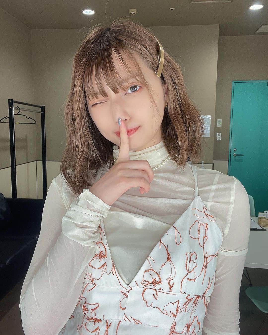 のインスタグラム：「ウインク出来ないのに 頑張ってることは内緒だよ😉🧡笑  #ウインク #ミディアムヘア」
