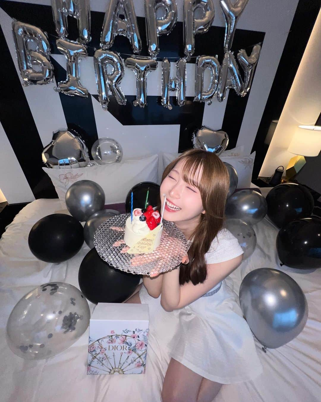 こよちゃんさんのインスタグラム写真 - (こよちゃんInstagram)「𝐌𝐲 𝐛𝐢𝐫𝐭𝐡𝐝𝐚𝐲🖤 ・ ・ お誕生日のメッセージたくさんありがとうございました たくさんお祝いしていただいて幸せ者なので お誕生日投稿いくつかするかも〜🩵  待ち受けの写真希望多かったので スクショして待ち受けにでもしてください💌 ・ ・ ・ ・ #ホカンス #ホカンス東京 #ホカンス横浜 #ホカンスコーデ #ホテル女子会 #ホテル女子会コーデ #誕生日 #誕生日サプライズ #誕生日プレゼント #バースデープレート #バースデーフォト #バースデーサプライズ #女子会コーデ #カハラホテル横浜 #ザカハラホテルアンドリゾート横浜 #カハラホテル #記念日旅行 #記念日ホテル #ホテルステイ #記念日デート #デートスポット」5月30日 21時28分 - koyomatsu5