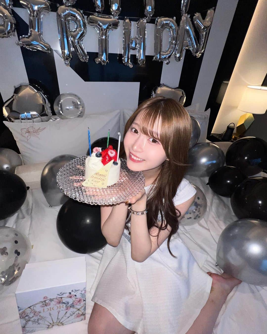 こよちゃんのインスタグラム：「𝐌𝐲 𝐛𝐢𝐫𝐭𝐡𝐝𝐚𝐲🖤 ・ ・ お誕生日のメッセージたくさんありがとうございました たくさんお祝いしていただいて幸せ者なので お誕生日投稿いくつかするかも〜🩵  待ち受けの写真希望多かったので スクショして待ち受けにでもしてください💌 ・ ・ ・ ・ #ホカンス #ホカンス東京 #ホカンス横浜 #ホカンスコーデ #ホテル女子会 #ホテル女子会コーデ #誕生日 #誕生日サプライズ #誕生日プレゼント #バースデープレート #バースデーフォト #バースデーサプライズ #女子会コーデ #カハラホテル横浜 #ザカハラホテルアンドリゾート横浜 #カハラホテル #記念日旅行 #記念日ホテル #ホテルステイ #記念日デート #デートスポット」