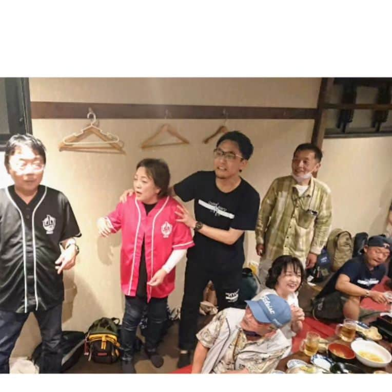 山浦ひさしさんのインスタグラム写真 - (山浦ひさしInstagram)「8/26(土)『バンテリン観戦山ちゃん会』予約開始！！  ♦️8/26(土) vs ベイスターズ(14:00〜) 💥【昇竜レプリカユニフォーム プレゼントデー】 を！山ちゃんとみんなで観戦しましょう〜 【バンテリン観戦山ちゃん会】(💥どなたでもご参加いただけます！) 「一部」 バンテリン観戦。 「二部」 どこか居酒屋で『祝勝(残念)会』。  ※「一部」観戦の募集を受け付けます。 ⚪会費4000円(💥訂正済)(パノラマA席 指定) ⚪応募締切 : 【6/13(火)】 (案内後、入金締切は6/16(金)) ⚪メール→ sr@yamaurahisashi.com で、「本名」「人数」を書いてお送りください。 ※当日の集合時間は設けますが、途中合流も含め、柔軟に対応させていただきます。   Aクラス入りを賭けて！熾烈な争いをしてる(だろう···？！)ドラゴンズを！一緒に応援しましょ〜！！ (※予約時に団体チケットが取れなかった場合、日にちを変更させていただく場合もございます。)  ♦️【6/3(土)】···やります！『なごやまちゃんねる』一般無料生配信！！ 💥ココのアカウントでのインスタライブなので、誰でもご覧になれます！ 21:00〜22:00 僕の独り喋りにお付き合いくださ〜い。  会員制(¥990/月)インスタライブ『なごやまちゃんねる』 @nagoyamachan  ♦️↑の写真は、 初開催『ボウリング山ちゃん会』。 めちゃくちゃ盛り上がりました〜！必ず次回もやりますので、今回キャンセル待ちでご参加できなかった方も、是非次回お待ちしてます！ 💥次回『山ちゃん会』は 【6/24(土)】〜四人漫才 芸人夏祭り〜 予約受付中！！  #中日ドラゴンズ #バンテリンドームナゴヤ #野球観戦 #denaベイスターズ #インスタライブ #生配信  #ボウリング」5月30日 21時29分 - yamaurahisashi