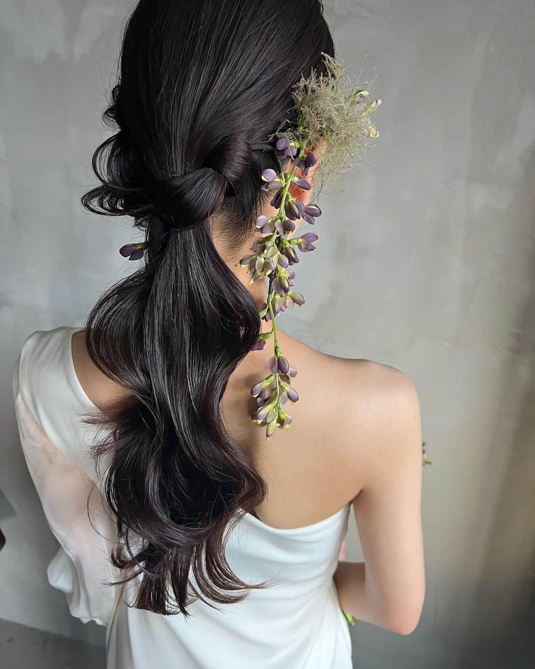 服部由紀子さんのインスタグラム写真 - (服部由紀子Instagram)「本日の前撮りのスタイリング。  可愛いポニーができました♪  髪の動きがあっちこっちに。  美容師さんならこの拘り伝わってくれるはず♡  その動きに合わせて右にも左にも、  垂れるお花がスタイリングの表現を引き立ててくれます。  肩のスリーブのアシンメトリーに お花の使い方は、服部さんらしいと言われる独創的に。  ドレスが素敵すぎました♡  大喜びで帰っていった、九州から来てくださった花嫁。  当日は持ち込みができなかったって、 泣く泣く諦めて前撮りに東京まで。  その気持ちをスタッフみんなで叶えたく、  今日は祈る天候の中   もちろん✨ ☀️  東京丸の内は、梅雨予報の雨だったから、 独占できる空き具合に、 撮りたい放題でした！  晴れ女、服部♡  いい1日でした！  #プレ花嫁#東京花嫁#グランドハイアット東京#前撮り#結婚#京都花嫁#ホテルウェディング#服部由紀子#2024春婚#ヘアメイク#白無垢ヘア#グラハイ #2023冬婚#ウェディングブーケ#情熱大陸#ウェディングブーケ#ブーケ#東京前撮り#名古屋花嫁#丸の内前撮り#weddingphotography #wedding #audreyhepburn #ブーケ #ブーケデザイン#boutique #bouquet #weddingbouquet  #前撮りヘア#ブーケトス」5月30日 21時29分 - ceu0116