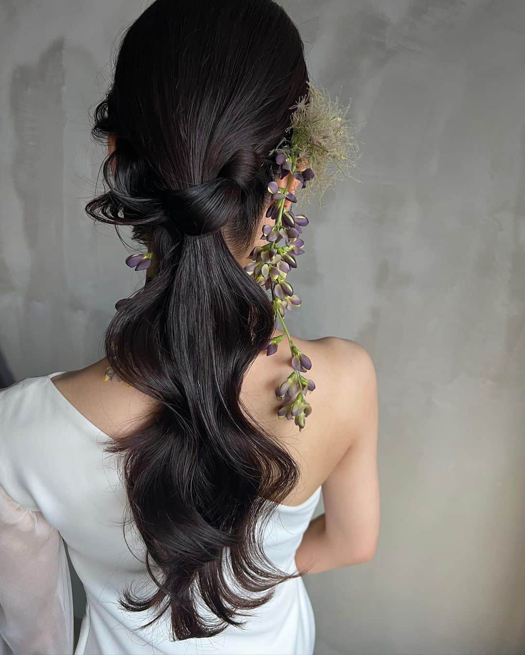 服部由紀子さんのインスタグラム写真 - (服部由紀子Instagram)「本日の前撮りのスタイリング。  可愛いポニーができました♪  髪の動きがあっちこっちに。  美容師さんならこの拘り伝わってくれるはず♡  その動きに合わせて右にも左にも、  垂れるお花がスタイリングの表現を引き立ててくれます。  肩のスリーブのアシンメトリーに お花の使い方は、服部さんらしいと言われる独創的に。  ドレスが素敵すぎました♡  大喜びで帰っていった、九州から来てくださった花嫁。  当日は持ち込みができなかったって、 泣く泣く諦めて前撮りに東京まで。  その気持ちをスタッフみんなで叶えたく、  今日は祈る天候の中   もちろん✨ ☀️  東京丸の内は、梅雨予報の雨だったから、 独占できる空き具合に、 撮りたい放題でした！  晴れ女、服部♡  いい1日でした！  #プレ花嫁#東京花嫁#グランドハイアット東京#前撮り#結婚#京都花嫁#ホテルウェディング#服部由紀子#2024春婚#ヘアメイク#白無垢ヘア#グラハイ #2023冬婚#ウェディングブーケ#情熱大陸#ウェディングブーケ#ブーケ#東京前撮り#名古屋花嫁#丸の内前撮り#weddingphotography #wedding #audreyhepburn #ブーケ #ブーケデザイン#boutique #bouquet #weddingbouquet  #前撮りヘア#ブーケトス」5月30日 21時29分 - ceu0116