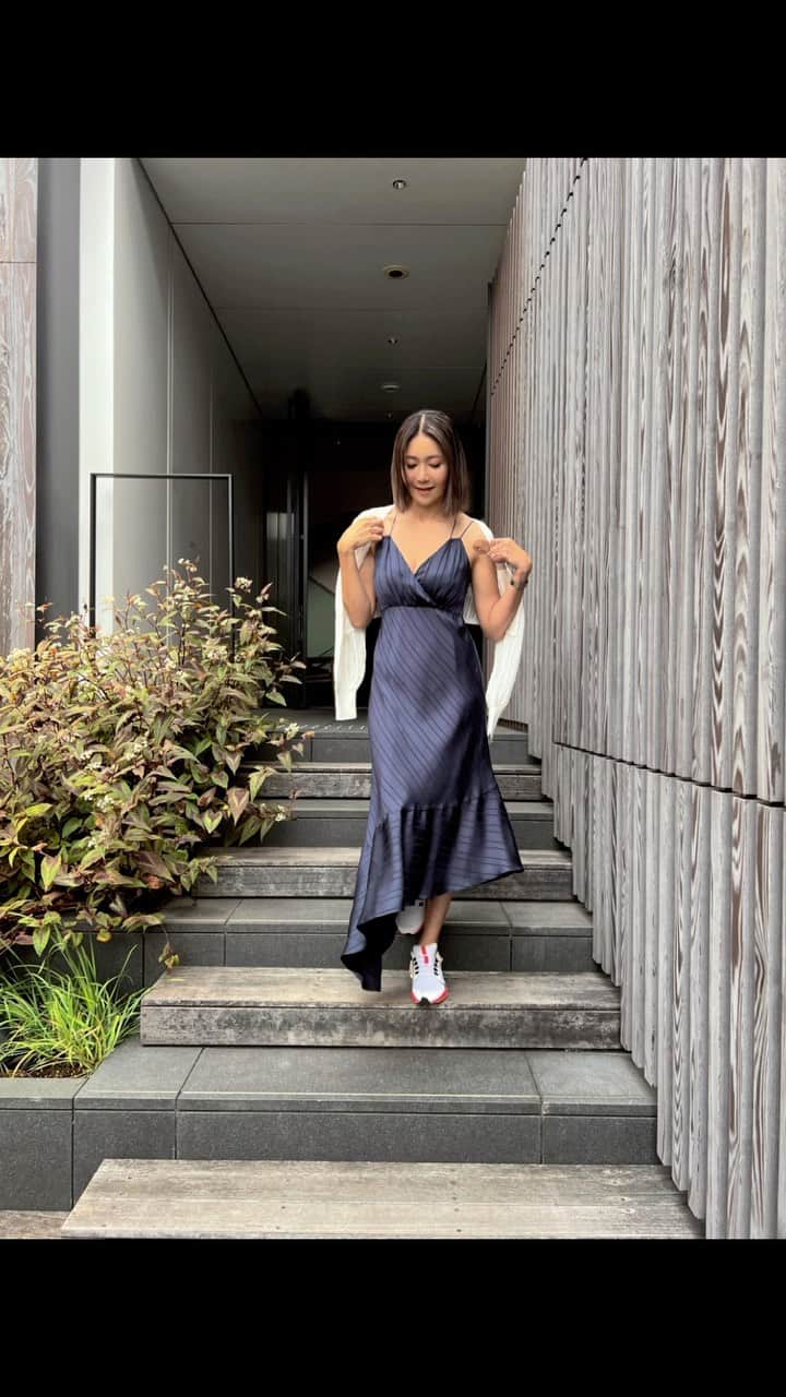 川島幸美のインスタグラム：「梅雨明けたら一枚で着たいBias Cami Dress❤︎ 今日はHINANO×WRINNコラボのカーディガンを羽織って😉 裾のアシメシルエットが可愛いDressは、 バックストラップデザインが新しくなったよ👍」