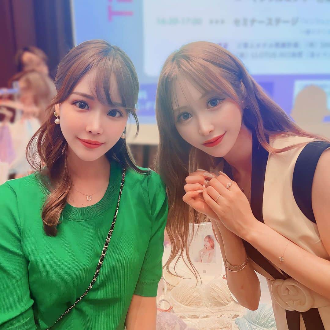 伊藤弥鈴さんのインスタグラム写真 - (伊藤弥鈴Instagram)「@influencer.banpaku  ご招待いただき、インフルエンサー万博に参加させていただきました♡  魅力的なブースがたくさんあって賑やかでした🫶💕  その中でも特に気になったブースを 厳選してご紹介💁‍♀️  ★浦西ひかるちゃんプロデュースランジェリー「Lady kitten」👙  小胸でも簡単に谷間メイクできちゃうらしい👀♡ かなり気になります😳 というか今すぐ欲しい！笑 デザインも上品ですっごく可愛かったなあ🤍  @247lingerie_official  @uranishihikaru  #ladykitten #浦西ひかる   ★日本初。あんかけ雑炊専門店「とろぞう」  試食してみたんだけど、 ベースの雑炊の出汁が美味しすぎてびっくり！ あんかけかけなくても美味しいんじゃ！？ と思いながらもあんかけでアレンジしてみたらさらにびっくり！ クリームと梅のあんを食べてみたんだけどとーーっても美味しかった😍 また食べたいから今度は店舗に行くよ😋  @torozo_ikebukuro  #とろぞう雑炊 #池袋グルメ  ★部分太りができちゃう！？「seins mous」  部分太りとは！？って最初思ったけど、 年齢とともにシワになったり 窪んでいってしまうところに塗り込むと、 ふっくらして見た目年齢を改善してくれるらしい😳 胸とかデコルテ、手の甲とかに良さそうだよね🥰 バストアップにも繋がるらしいから試してみたいな🫶  @seinsmous  #セインムー #ボーテロンド #部分太り   他にもたくさんブースがあったので、 写真にメンションしてます✨ 気になる方はメンション先のアカウントをチェックしてみてね🤍  #インフルエンサー万博#マミーのおだし#酵母エキス不使用#サムライエナジー #samuraienergy #ecxia #エクシアホワイトニング #エクシア#究極の台湾レモンとコーヒー #神バナナスムージー#チルコレ渋谷 #白いシーシャ屋」5月30日 21時41分 - itomisuzu_