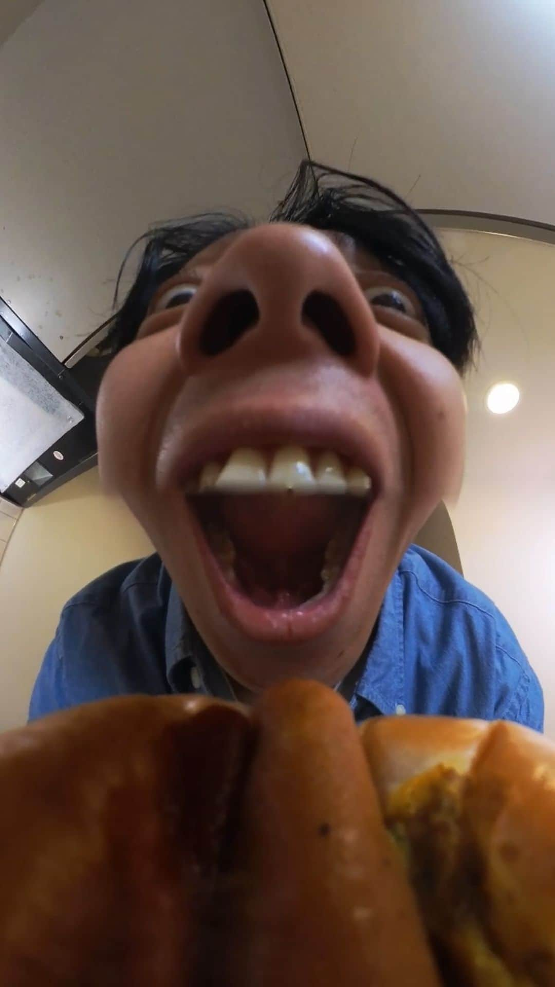 森祐介のインスタグラム：「🌭👈😋💦 . 🎥 @insta360_jp  #insta360 #attackontitan #hotdog」