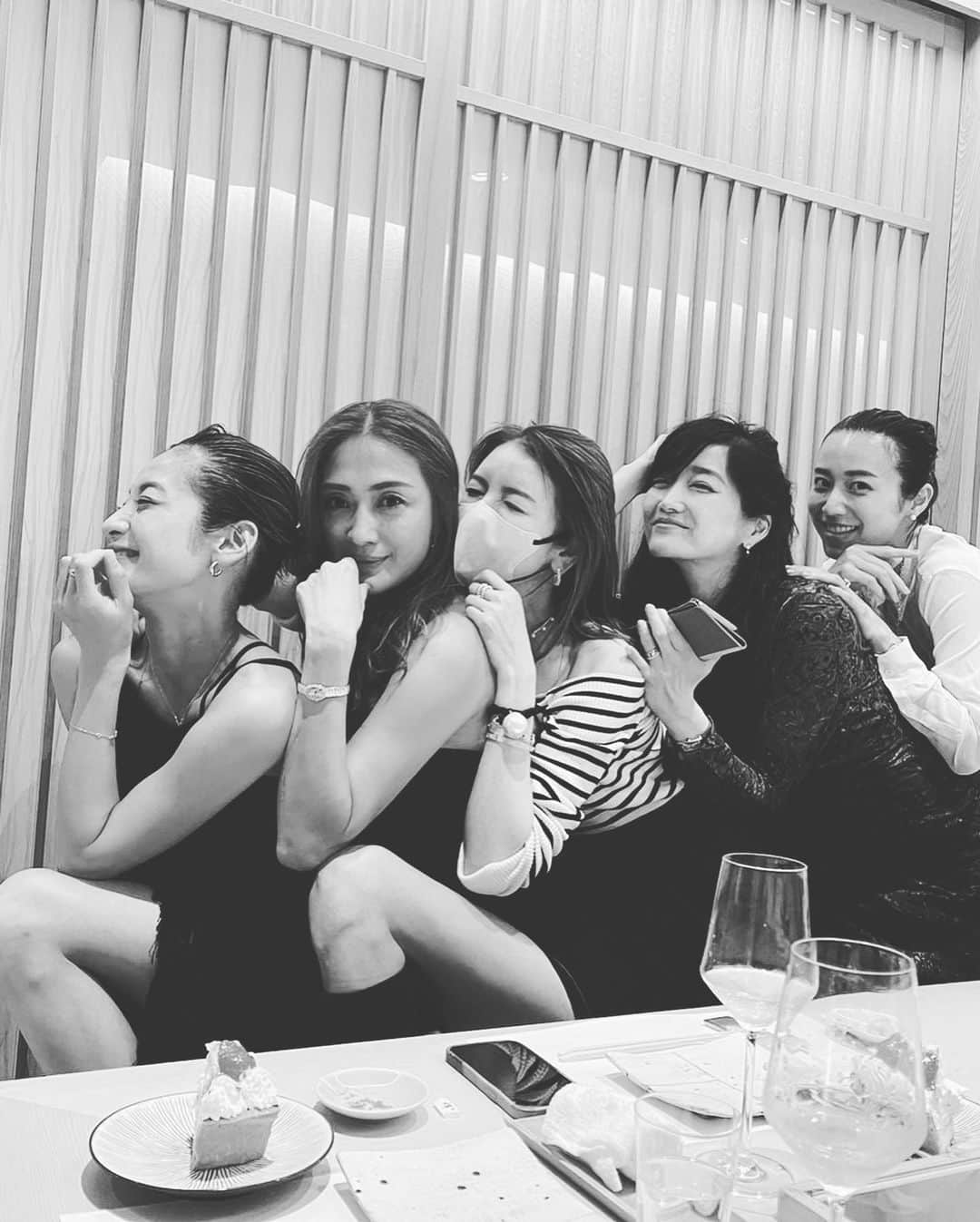 小林明実さんのインスタグラム写真 - (小林明実Instagram)「妹のお誕生日も兼ねて 大好きなみんなにも 会えた❤️❤️✨  本当に幸せな1日💓  美香ちゃんから妹に サプライズケーキ🍰 私もサプライズで 美香本お疲れ様に お花を💐 感極まって泣いてしまった私 美香ちゃんがどんな思いで 作ったかは買えば、その 素晴らしさが分かる本です✨ @mikaofficial99   まき 本当にあなたは天才✨ 場が盛り上がり その空間が私は大好き💕 妹と私に素敵なバックを ありがとう😊✨ 後日インスタに載せるね✨ @maki.nshiyama50   まきさや こんなにかわいいのに 私に負けないくらい 酒好きがたまらないくらい 好きです❤️✨ 素敵なワンピースを ありがとう😊✨ @makinosaya   さとえり 地元が一緒で中学校も一緒💓 さとえりは優しくてインテリで 面白いそこが好き❤️✨ 妹に豪華で素敵なプレゼントを ありがとう💓✨  妹よ お誕生日おめでとう🎊 素敵な日になったね✨  鮨輝 帰る度に1度は絶対に行く お寿司屋さん🍣✨ 美味しいから大好き❤️  まきと私でポーズの練習 美香ちゃんにご指導のもと シメは美香本ポーズで💓  #東京 #お友達 #大好き #お寿司」5月30日 21時37分 - akemi.1177