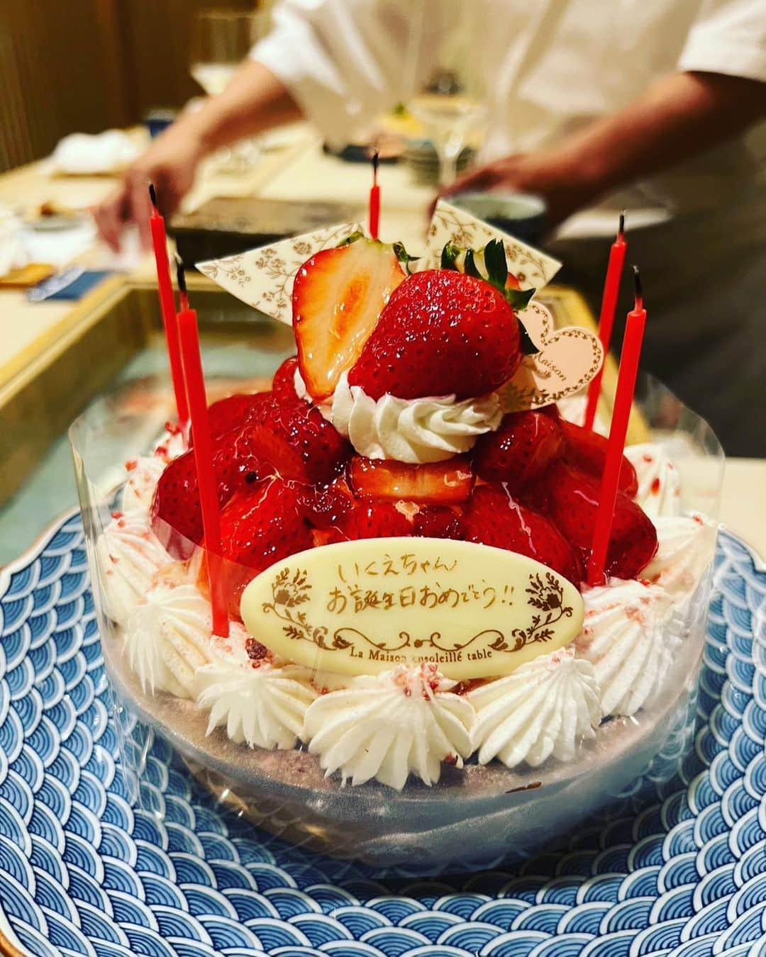 小林明実さんのインスタグラム写真 - (小林明実Instagram)「妹のお誕生日も兼ねて 大好きなみんなにも 会えた❤️❤️✨  本当に幸せな1日💓  美香ちゃんから妹に サプライズケーキ🍰 私もサプライズで 美香本お疲れ様に お花を💐 感極まって泣いてしまった私 美香ちゃんがどんな思いで 作ったかは買えば、その 素晴らしさが分かる本です✨ @mikaofficial99   まき 本当にあなたは天才✨ 場が盛り上がり その空間が私は大好き💕 妹と私に素敵なバックを ありがとう😊✨ 後日インスタに載せるね✨ @maki.nshiyama50   まきさや こんなにかわいいのに 私に負けないくらい 酒好きがたまらないくらい 好きです❤️✨ 素敵なワンピースを ありがとう😊✨ @makinosaya   さとえり 地元が一緒で中学校も一緒💓 さとえりは優しくてインテリで 面白いそこが好き❤️✨ 妹に豪華で素敵なプレゼントを ありがとう💓✨  妹よ お誕生日おめでとう🎊 素敵な日になったね✨  鮨輝 帰る度に1度は絶対に行く お寿司屋さん🍣✨ 美味しいから大好き❤️  まきと私でポーズの練習 美香ちゃんにご指導のもと シメは美香本ポーズで💓  #東京 #お友達 #大好き #お寿司」5月30日 21時37分 - akemi.1177