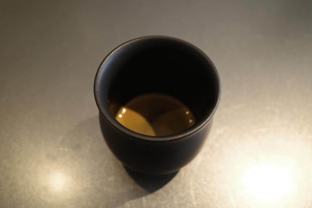 石井輝明さんのインスタグラム写真 - (石井輝明Instagram)「蔵前。 今日ふらっとでご紹介させていただいたお店。 コーヒー好きに特化した、コーヒー好きのためのお店。 コースはふらっと飲みに行けるようなものではないけれど、こういう体験をするのもいいかと。  今日はふらっとと川原さんのYouTube生配信ありがとうございました。 どちらも楽しくて仕方なかったです。 明日は昼から雑誌の取材があって、夜は大宮です。 明日もよろしくお願いします。  #lonich #cafe #coffee #カフェ #コーヒー #喫茶店 #東京カフェ #蔵前カフェ #カフェ芸人」5月30日 21時38分 - comandanteishii