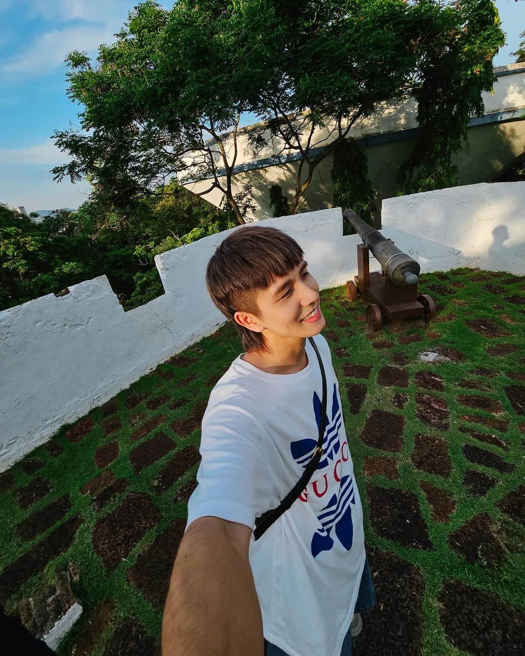 蔡常勇のインスタグラム：「今天可以做一日小鮮肉嗎😋  今天帶五年多不見的美國朋友去馬六甲一起感受馬來西亞的熱情，皮膚真的是會黑幾個tone🤣 一整天拍的vlog都是吃吃吃，晒晒晒🔥 期待下一次美國見然後常樂不要再講那個字出來哈哈哈哈哈哈哈哈哈哈哈哈哈哈哈哈哈」