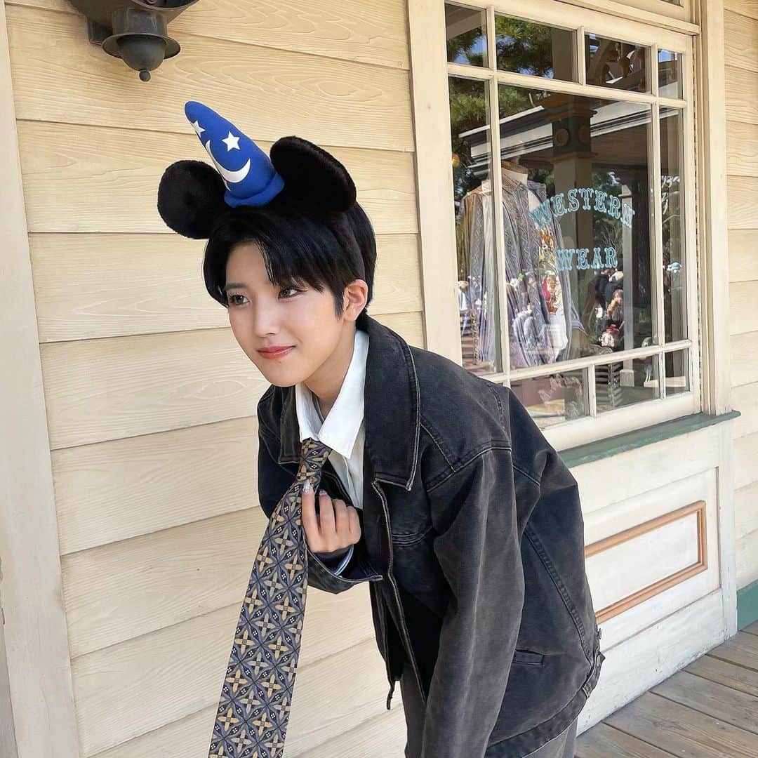 小島はなのインスタグラム：「・ ネクタイ似合う?? ・ #Disneyland #Disney #AMEFURASSHI #小島はな #はなとディズニー　 #ディズニーランド　 #小岛花　 #おじいちゃんのネクタイ」