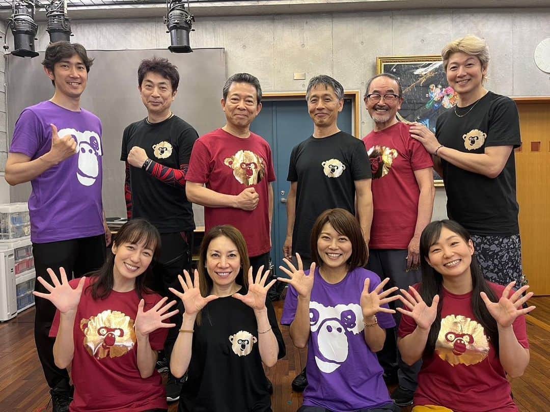 近江谷太朗のインスタグラム：「更地祭り開幕1週間前！ 全キャスト新しいさらっちくんTシャツで📸 「更地18」は新作。そちらも楽しみ😊 まずは、滞りなくかつ楽しめるように初日に向けてやるべきことを精一杯やります！ 6月6日から下北沢ザ・スズナリでお待ちしていまーす😊」