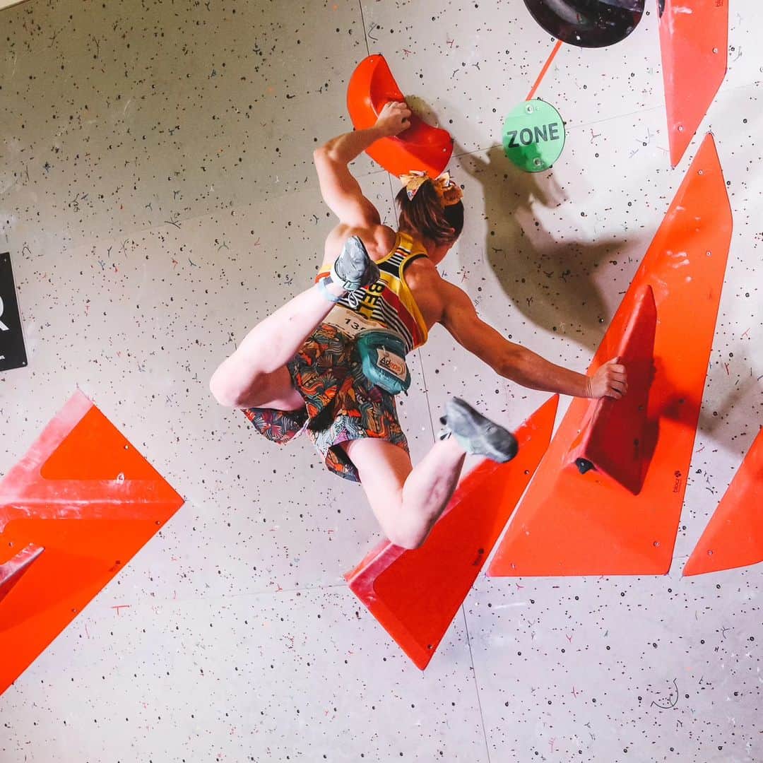 クロエ・コリエーのインスタグラム：「Winning at home was... 🥹❤️🔥 🥇at European Cup in Belgium with 4 tops in finals in front of my home crowd felt like a dream ❤️‍🔥  Thanks to @adeps_officiel for making this event possible !  Thanks to @clubalpinbelge for the perfect organisation 💯  Thanks @belgianclimbing for the support 👊 and my personal staff for the daily work @cdepotter @arisportphysio_ @colinet.jean @laurenceludo @maarten_thysen @daniel.yogi.climber  Thanks to my sponsors for helping me to achieve this kind of performance 🎯 @thrivebeer @lecampdebase.bxl @lecomte.alpirando @petzl_official @unparallelup @scottbenelux @ladbrokes_foundation   Et un GIGA MERCI à ma famille et mes amis pour le soutien inconditionnel et les cris de folie durant cette finale ❤️❤️❤️ @gerkret @chantalnicolas5924 @ernesto.dell2019 @justinevprt @flodelcoigne @loulasvicky @troolzi @chris_croc1014 @lois_astouin @licai_pourtois @hannipan_ @coco.climb and many many more !」