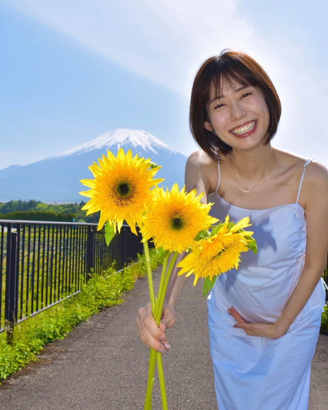 おばたのお兄さんさんのインスタグラム写真 - (おばたのお兄さんInstagram)「富士山の近くで妻を撮りました！我ながらなかなかうまく撮れたよ！ #夫婦旅行 #本編はYouTubeにて #マタニティフォト　の旅 #1枚目はまるで #ビダルサスーン」5月30日 21時44分 - bataninmari