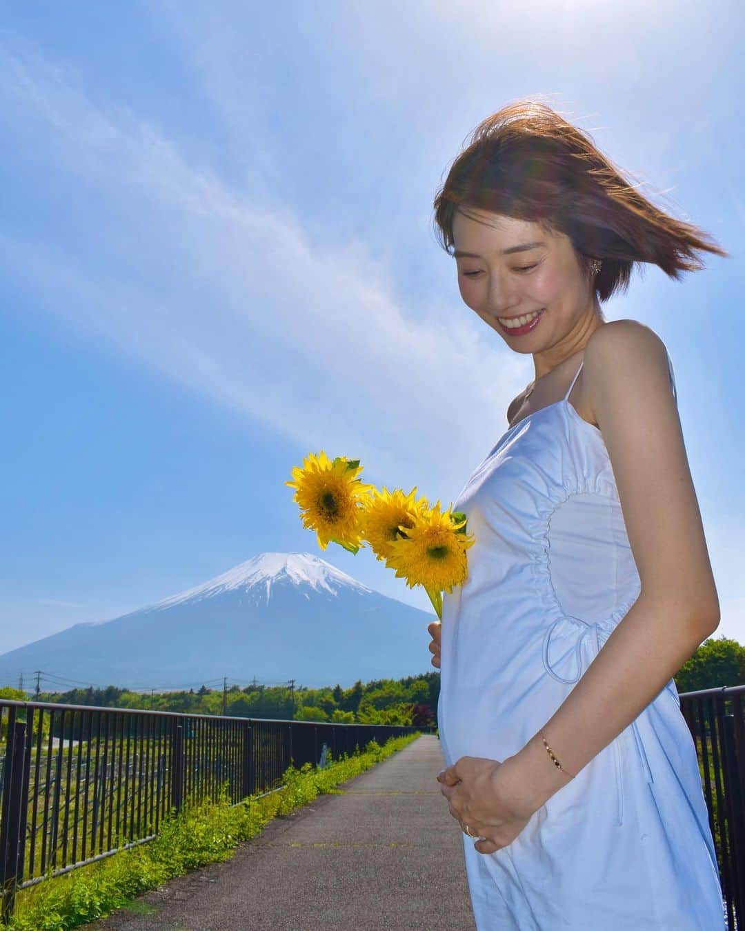 おばたのお兄さんのインスタグラム：「富士山の近くで妻を撮りました！我ながらなかなかうまく撮れたよ！ #夫婦旅行 #本編はYouTubeにて #マタニティフォト　の旅 #1枚目はまるで #ビダルサスーン」