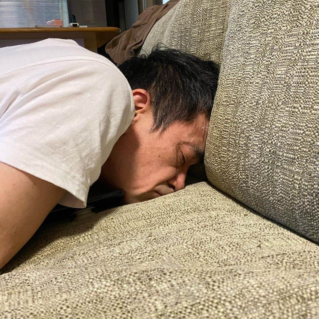 nemuru_catさんのインスタグラム写真 - (nemuru_catInstagram)「#眠る夫  もちろん寝てる💤 起きてからわかったけど 寝てるけど スマホ見てて寝落ちした夫でした」5月30日 21時48分 - nemuru_cat