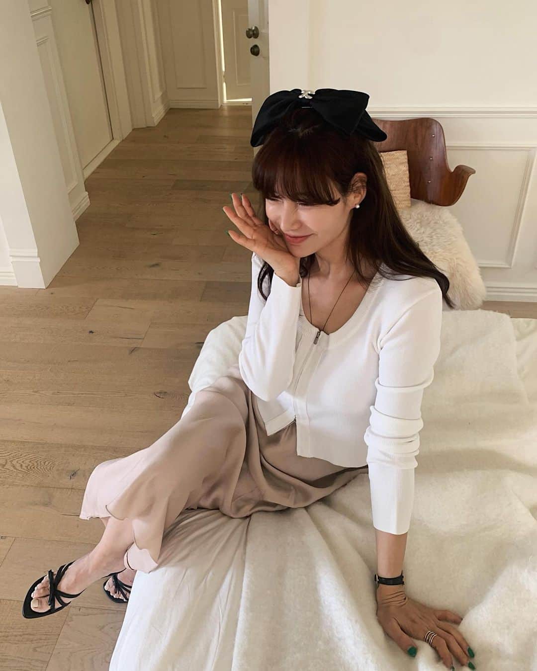 nanaのインスタグラム：「우리 귀여미 나흐촬영모델도  입고되면 꼭 보내주라구 주소도 알려줬던  투웨이지퍼 카디건👌🏼 여름 카디건이지만 간절기에도 니트로도 아주 아주 잘 입겠쮸  @ribbontie_official」