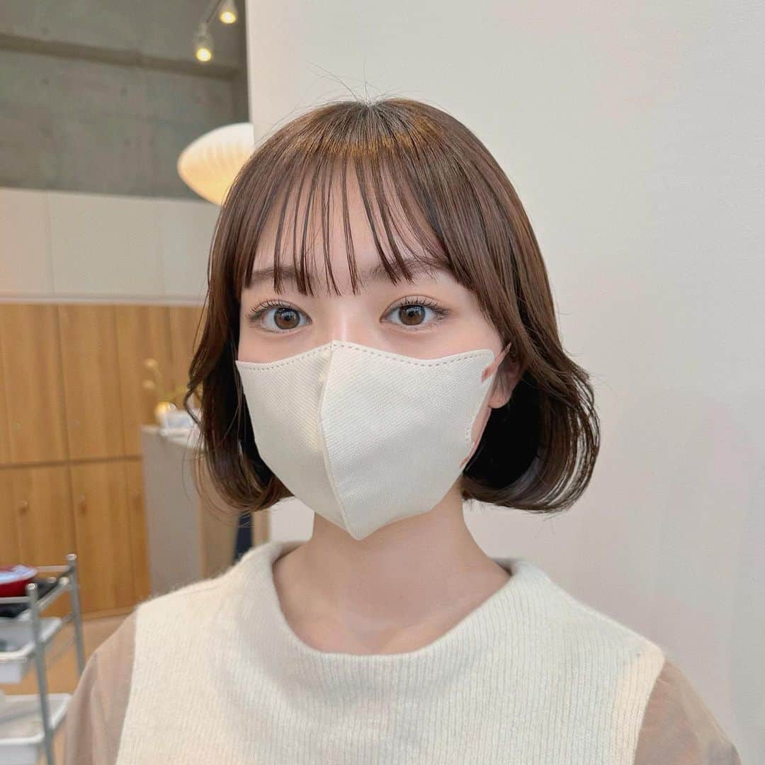 Momoのインスタグラム：「. お客様ヘア♡ . 韓国風 bob♡ . スタイリングも簡単♡ . .  ✔️画像を保存してカウンセリングの 時にみせてください♡♡ .  イメージを変えたいけど短くするのも ブリーチをするのも勇気がいる🥺 . そんな方にも幅広くその方にあった提案 をさせて頂き一緒におしゃれを楽しみましょう♡ . ブリーチカラーは【ケアブリーチ】を 推奨しております♡ . ケアブリーチは従来よりも髪の毛への ダメージが94%cutされます！ . ブリーチなしのダブルカラーも 提案させて頂きますのでぜひご相談ください♡ . 12／3から 新店舗　GARD/ëN (ガーデン／エン) がopen♡♡ . 場所は表参道♡♡ 新しいこだわりのつまったお店で ぜひお会いできるのを楽しみに お待ちしております♡♡ . . ご予約はTOPからご予約サイト に飛べます✈︎♡(料金もそちらを参考に) . ご新規様も喜んでお待ちしております♡ . お電話.DMからも受け付けております♡ (DMは返信が遅くなる可能性が ございますのでそちらご了承下さい🙇‍♀️)  . .  〒150-0001 東京都渋谷区神宮前5-39-2 2F . TEL☎︎ 03-6712-5995 . 表参道駅から徒歩5分🚶🏼‍♀️(A1出口) ( 銀座線/千代田線/半蔵門線 ) . . 月 定休日 火・水　11:00〜20:00 木・金　12:00〜20:30 土　10:00〜19:00 日　10:00〜19:00 祝　10:00〜19:00 . . ぜひ、ご予約お待ちしてます♡♡ . codeアカウントはこちら   @__cd.momo____________ ♡ . ぜひフォローしてください♡ .」