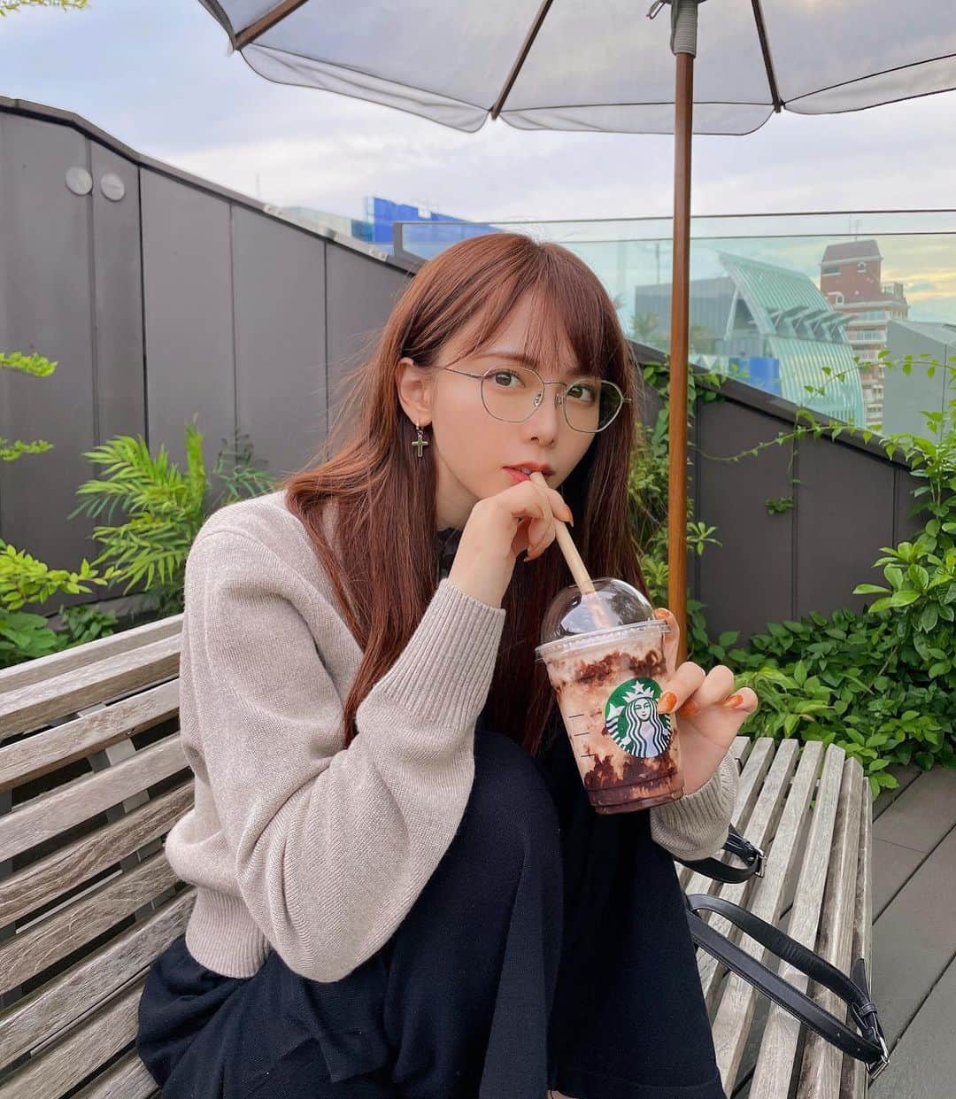 のインスタグラム：「原宿限定の アーモンドチョコレートフラペチーノ🍫？？？ だっけかな  美味しすぎたよ、、、、 久しぶりに当たり見つけた  #スタバ　#原宿　#Starbucks」