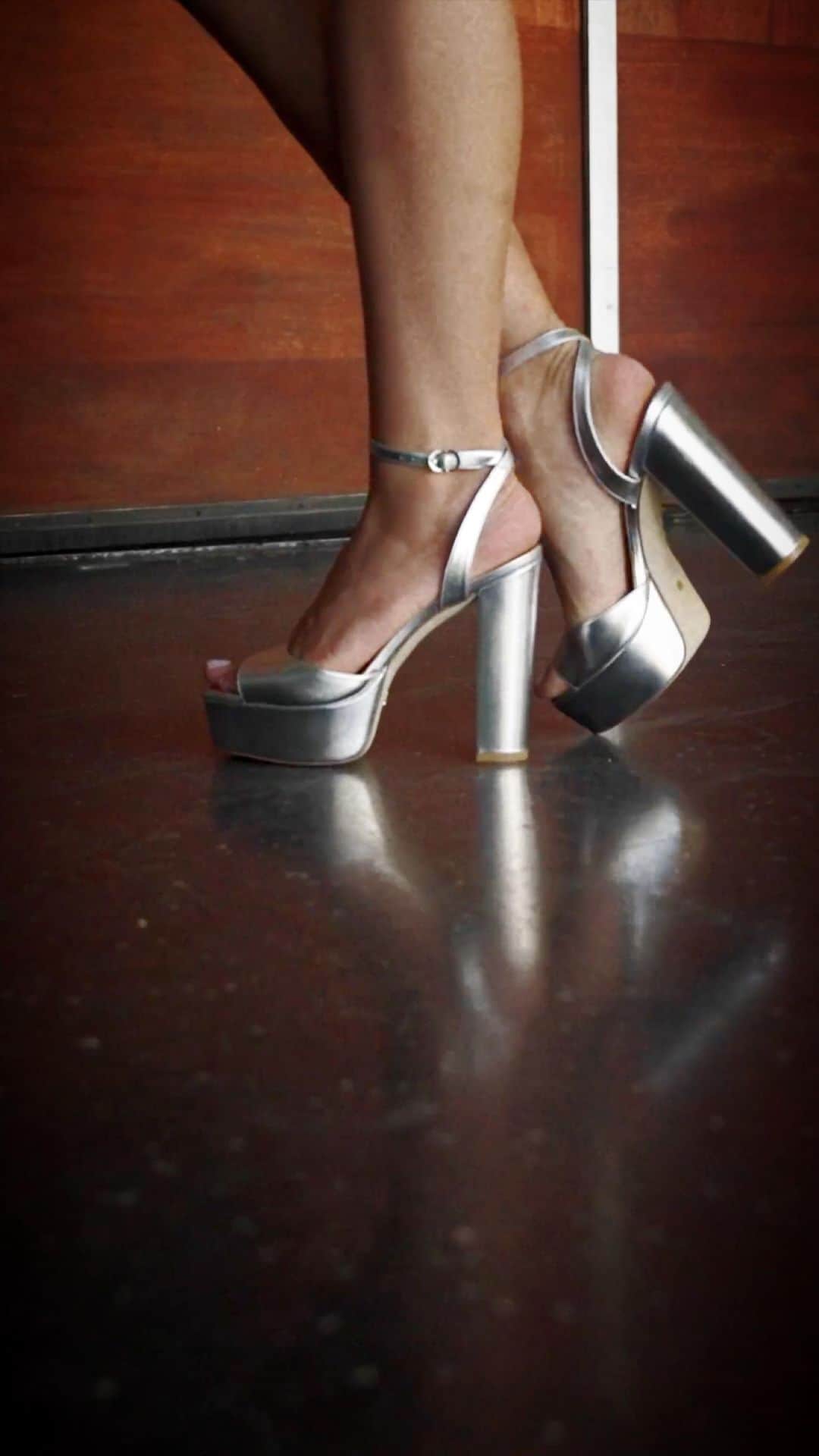 スチュアートワイツマンのインスタグラム：「Look glamourous at every turn in the RYDER II PLATFORM SANDAL. Crafted by artisans in Spain from luxurious silver metallic leather, this silhouette is elevated by a sleek and wearable block heel. Styled here with our LOVELETTER CLUTCH in lilac degradé metallic leather, coming soon to stuartweitzman.com.  #StuartWeitzman #RYDER #LOVELETTER」