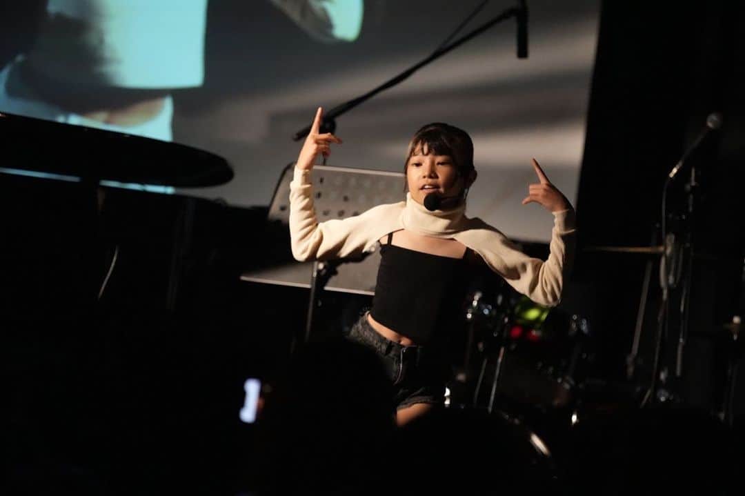 西山美希子のインスタグラム：「今年も娘のボーカル発表会の練習が始まりました。写真は去年のもの（娘に怒られるので無音ですw）。ブラックピンクを韓国語で歌って英語でラップも🎤今年はレベルアップしてるかなぁ…若いって！未来があるって！素晴らしいね！ママはいつも応援してるよぉー」