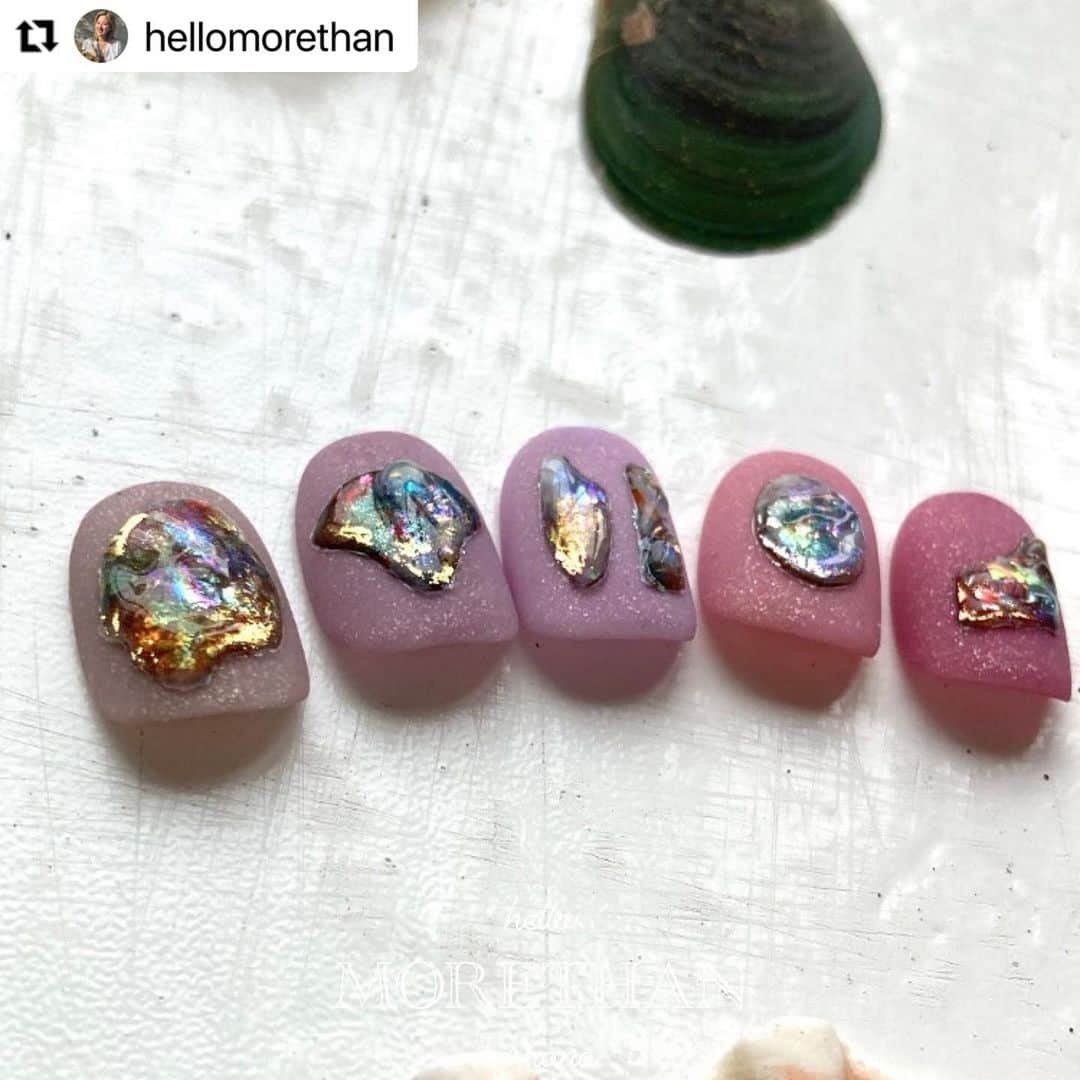 のインスタグラム：「@hellomorethan 先生🩷  BWJのステージでご披露いただいたHono先生のおしゃれなアート🖼️✨ ベースカラーにClassy Lamé seriesの新色#487〜#491が🫣🩷  マットにしてもかわいい🫶🏻💕 Hono先生らしい、繊細で奥行きのあるおしゃれなアートとの組み合わせも最高です💯  是非お試しください🩷  #Repost @hellomorethan with @use.repost ・・・ BWJ3日目に披露するアート "Pink × opal" 5/17 12:10〜12:40  booth @leafgel_premium  東1ホール F026  新色5つをベースに使用🦩  片手にちょうどおさまる配色💓  オパールのアートは、 とにかく強い光をぎゅっとつめこんだので 太陽の反射にも 負けません！🪞  きっと出かけた先で 自分の指先に当たる光たちに 笑みが溢れることでしょう☺️🌞  是非リーフジェルブースにお立ち寄りの際は デモもちらっと覗いてくださいませ🦩✨」