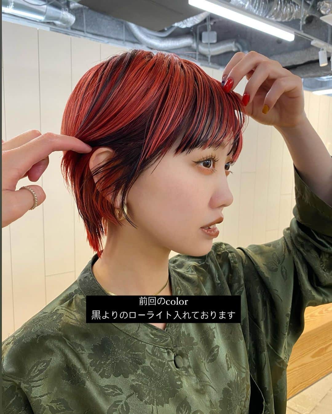 きぬがわひかるさんのインスタグラム写真 - (きぬがわひかるInstagram)「【セルフショット】  〝red〟　  before⇨  前回ほぼ黒よりのローライトを入れて 次のカラー◎  お客様の気分や今後のカラービジョンに合わせて使うカラー剤も考えています✔︎  優しい薬剤で落とせる黒かつ、条件によっては自然に落ちるので一時的な黒染めにも使えますので是非ご相談ください🙌🏻」5月30日 22時08分 - hikaru.kinugawa